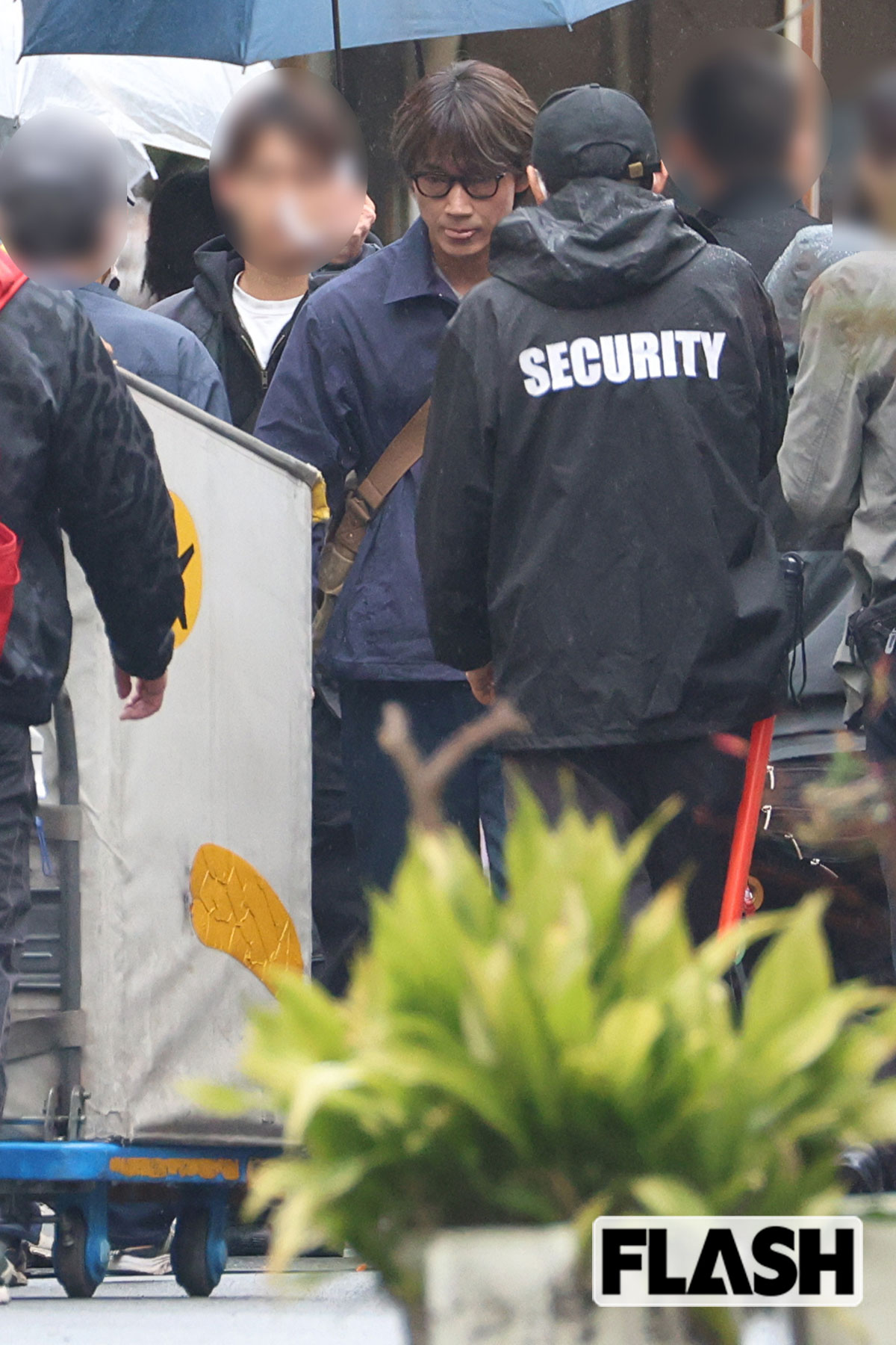 多くの関係者に囲まれる綾野剛