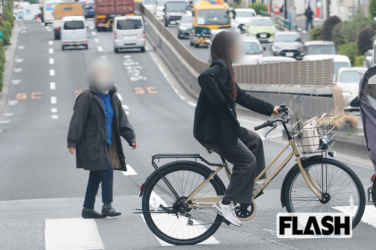 法定横断等禁止違反（反則金5,000円）高齢者が渡っている横断歩道を走行する自転車。自転車で横断歩道を渡る際、歩行者がいる場合は原則として降りて押し歩くか、徐行する必要がある。また、これを守っていても歩行者の横断を妨げた場合は違反対象になる（写真・保坂駱駝）