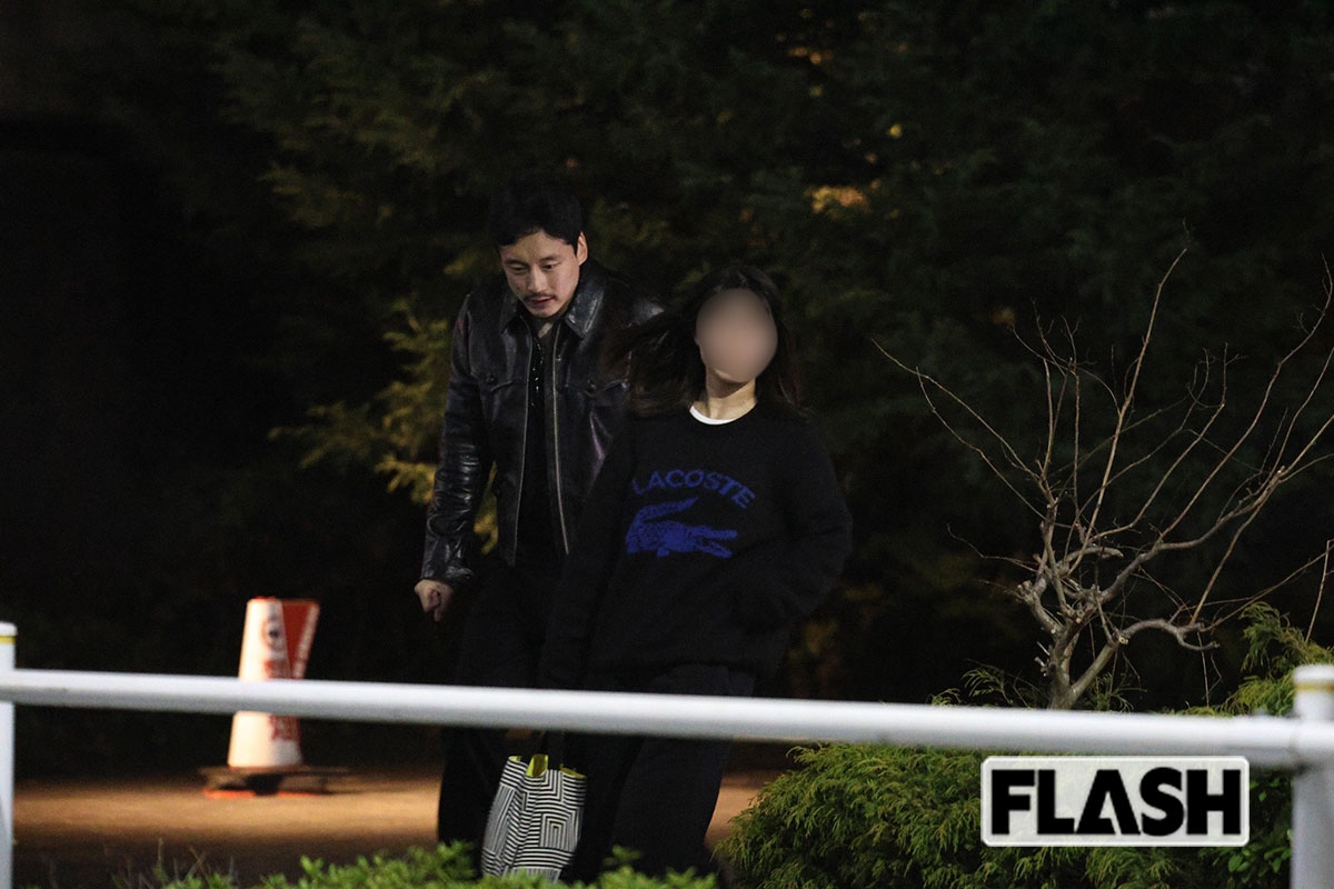 髭を生やし、革ジャンというワイルドな姿で、スタッフと連れ立って映画の打ち上げに現われた坂口健太郎（写真・吉田豊）