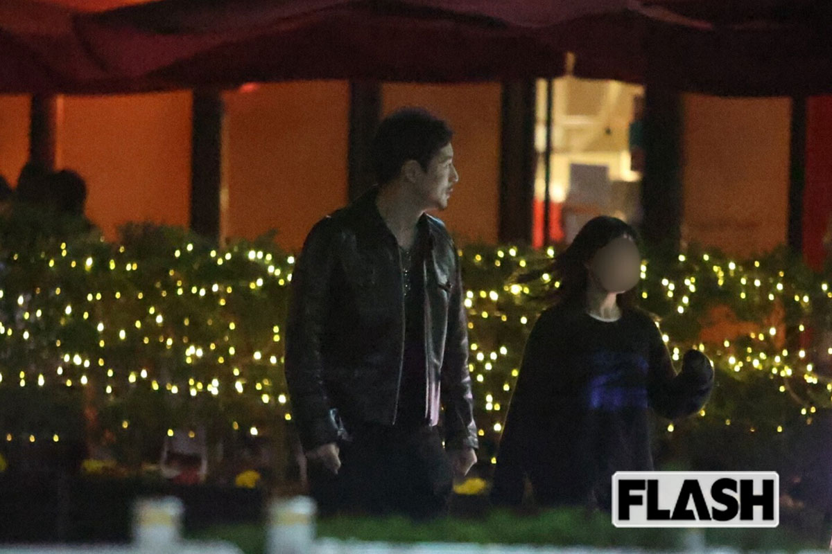 胸元に下げたメガネをかけた坂口（写真・吉田豊）