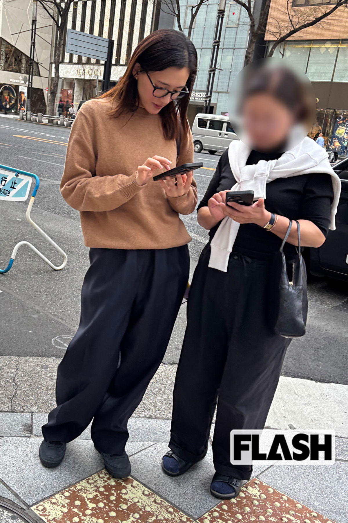 仕事の関係者と銀座デートを楽しんだ綾瀬はるか。デパートで高級ジュエリーのウィンドウショッピングをしていた