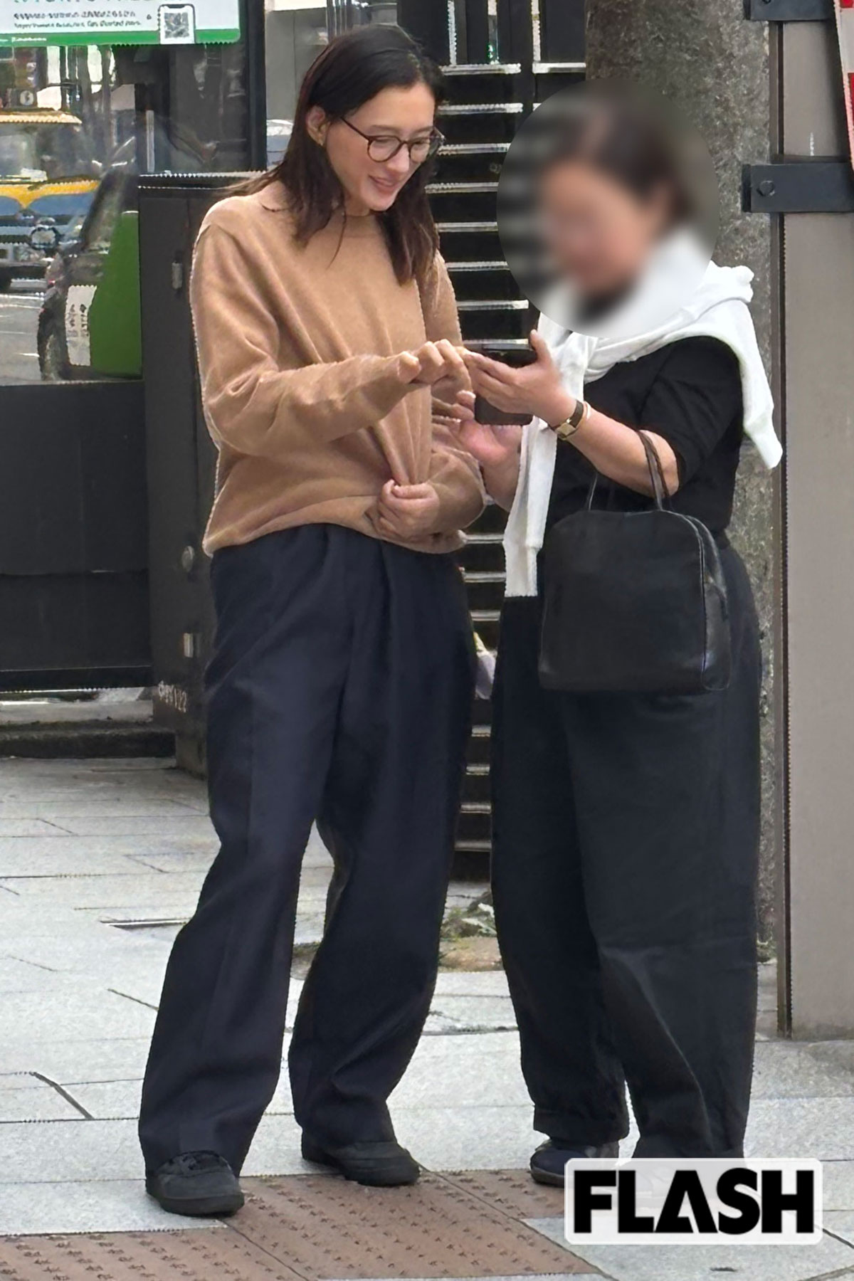 爆笑しながらスマホを覗き込む綾瀬はるか。リラックスした雰囲気だ