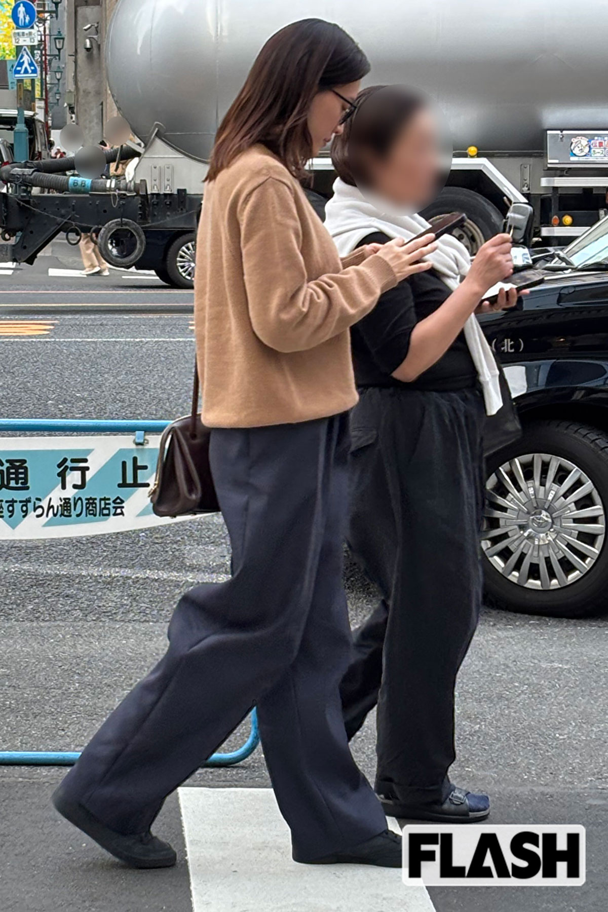 平気で銀座を歩く綾瀬はるか。通行人はぎょっとした様子だった