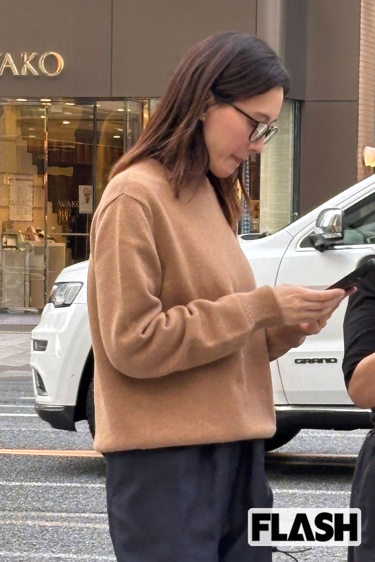 シンプルなスタイルながら抜群の存在感を放つ綾瀬はるか