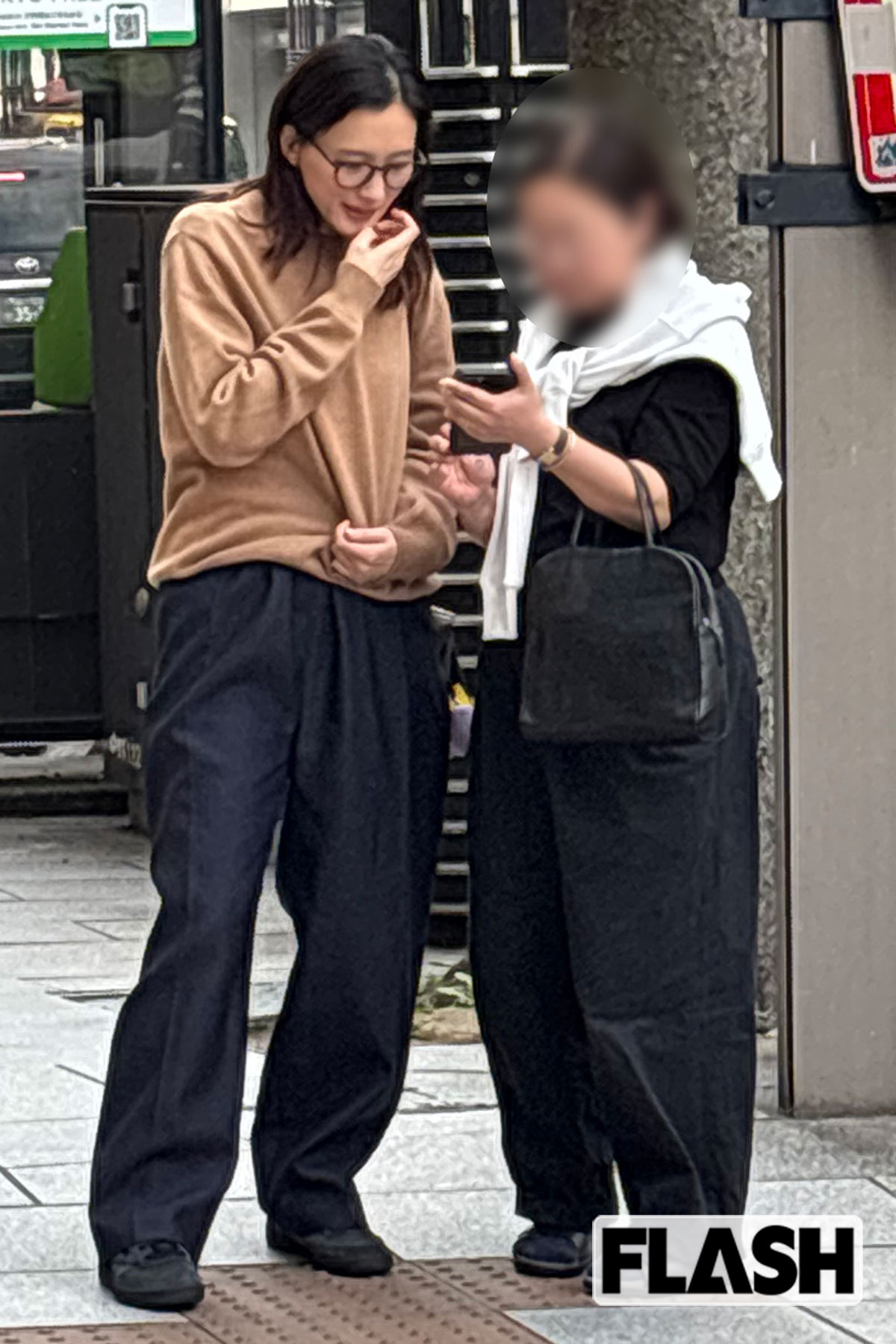 爆笑しながらスマホを覗き込む綾瀬はるか。リラックスした雰囲気だ