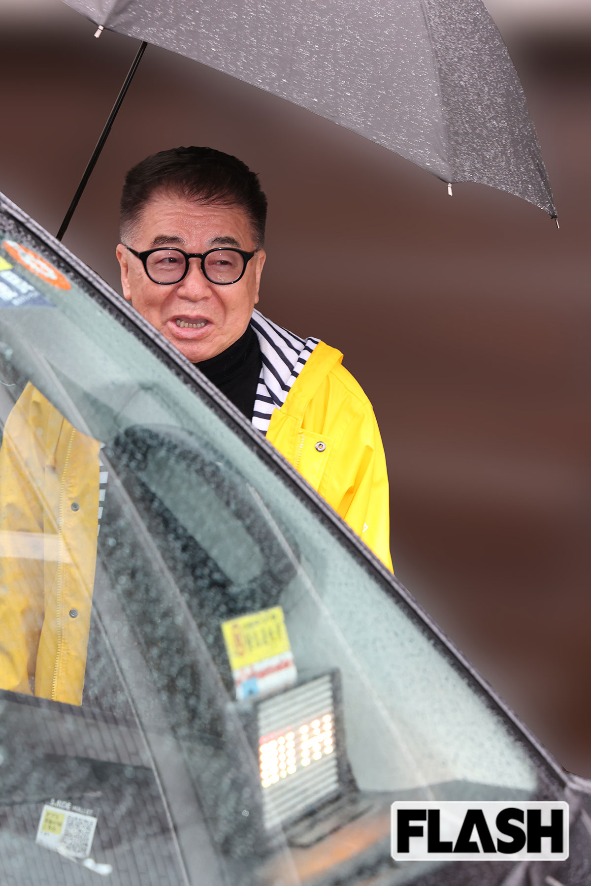 タクシーに乗り込みながら本誌の取材に答える生島ヒロシ（写真・伊藤 修）