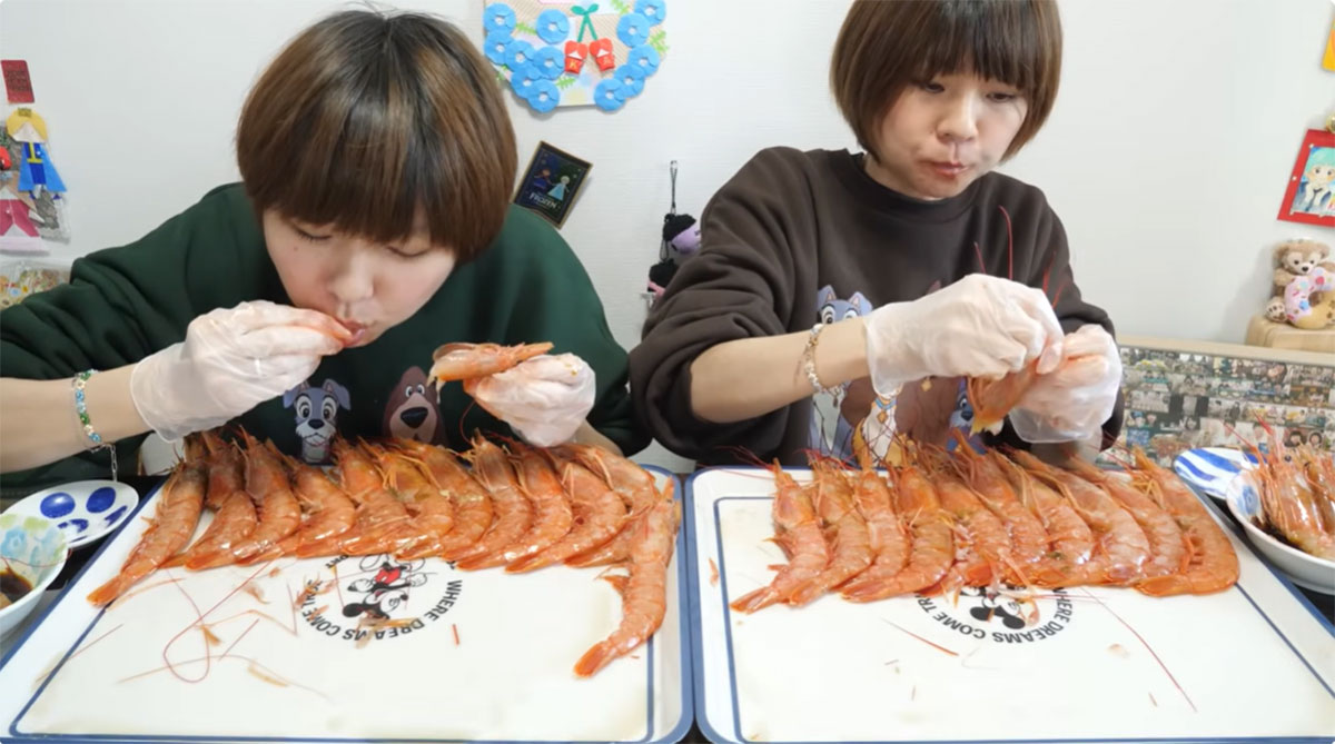 コストコの生海老を爆食する「はらぺこツインズ」（3月27日配信のYouTubeチャンネル「はらぺこツインズ」の動画より）