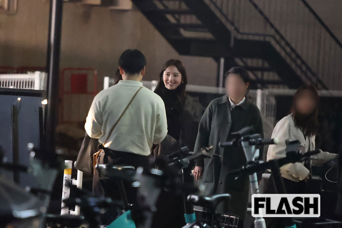 佐々木希の姿も。打ち上げの開始前、会場の入口付近で数人のスタッフ談笑していた（写真・金谷千治）