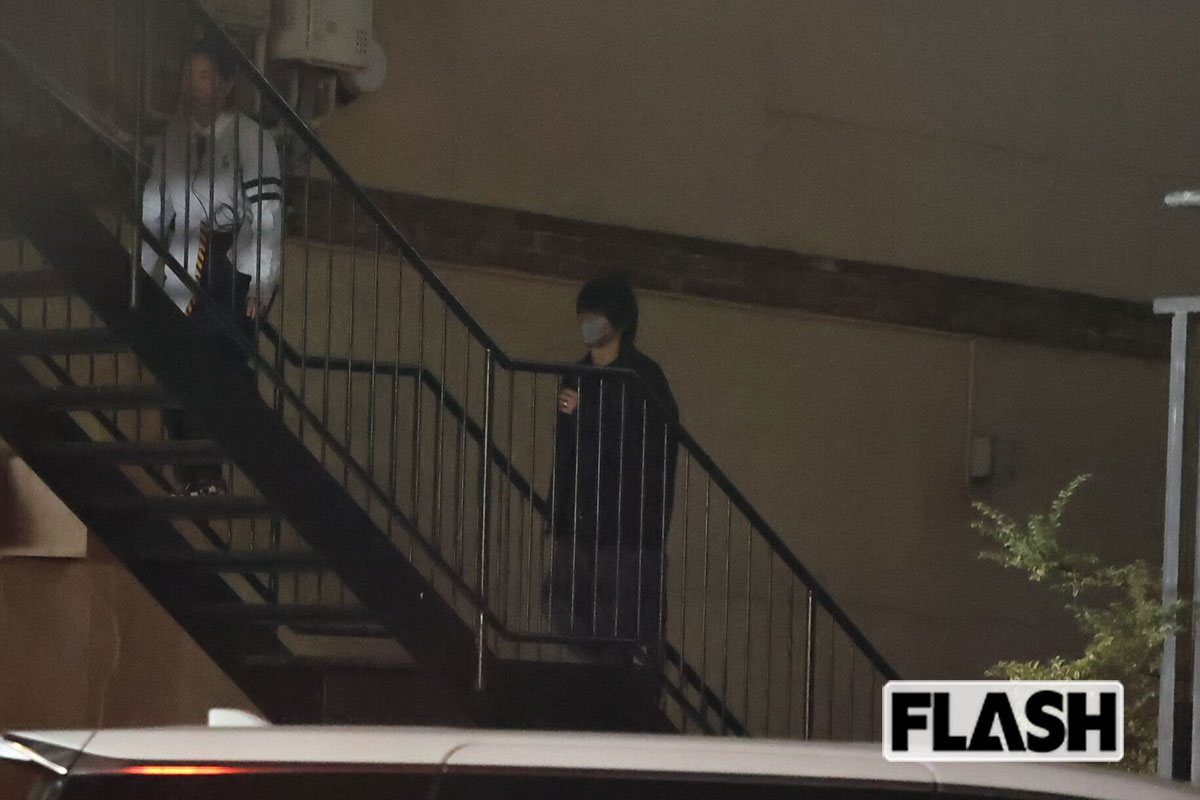 神尾楓珠の左手薬指には指輪が。平手友梨奈との新婚生活を謳歌しているのだろう（写真・金谷千治）