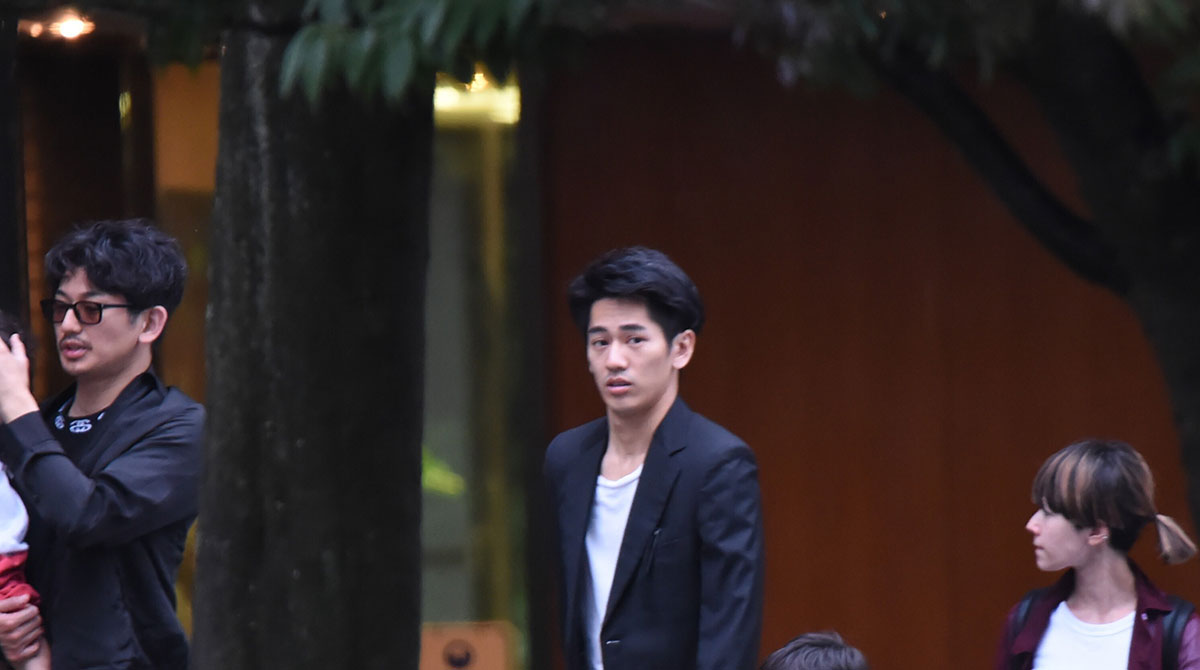 2016年5月、満島ひかりと交際中の永山絢斗（中央）、永山瑛太（左）木村カエラ（右）夫妻（写真・本誌写真部）