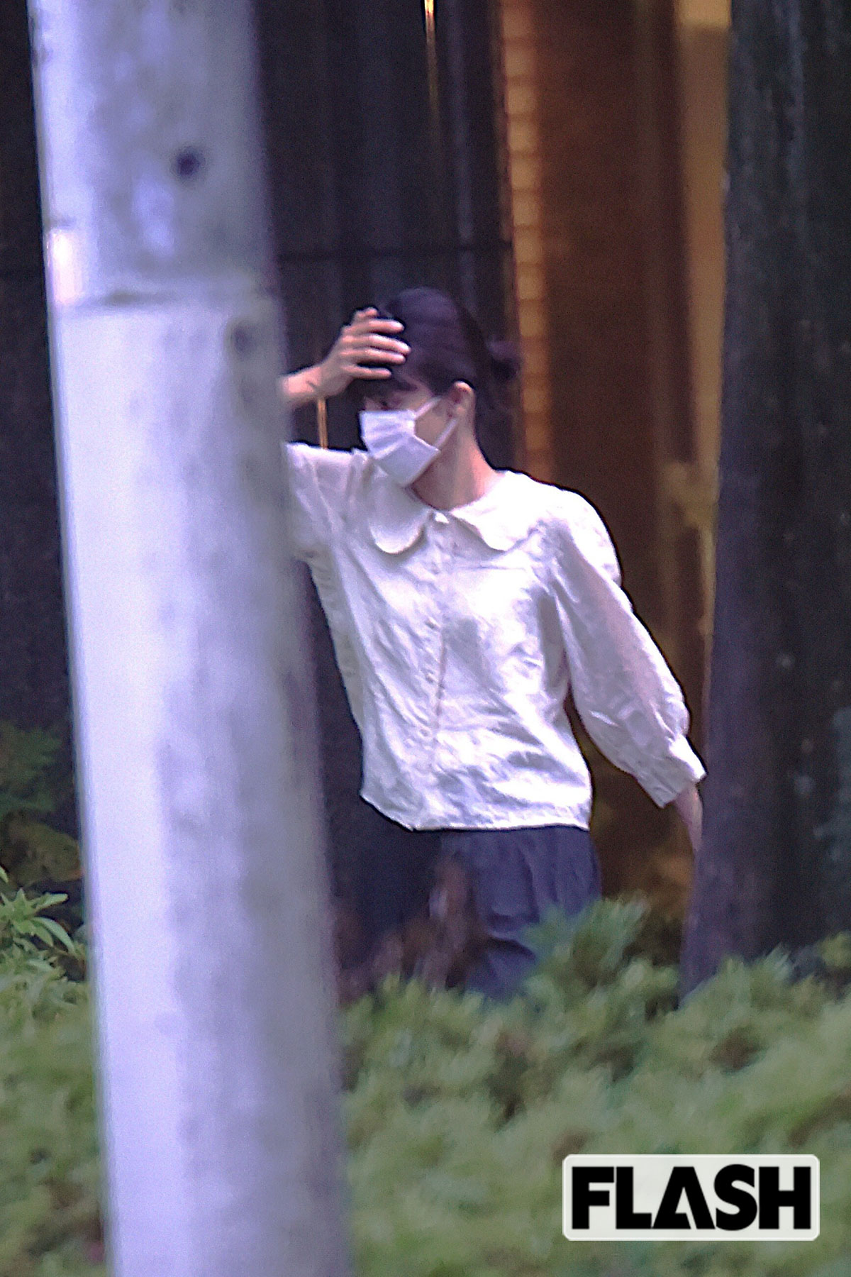 永山絢斗、永山瑛太、木村カエラの3人を追いかける満島ひかり（写真・本誌写真部）