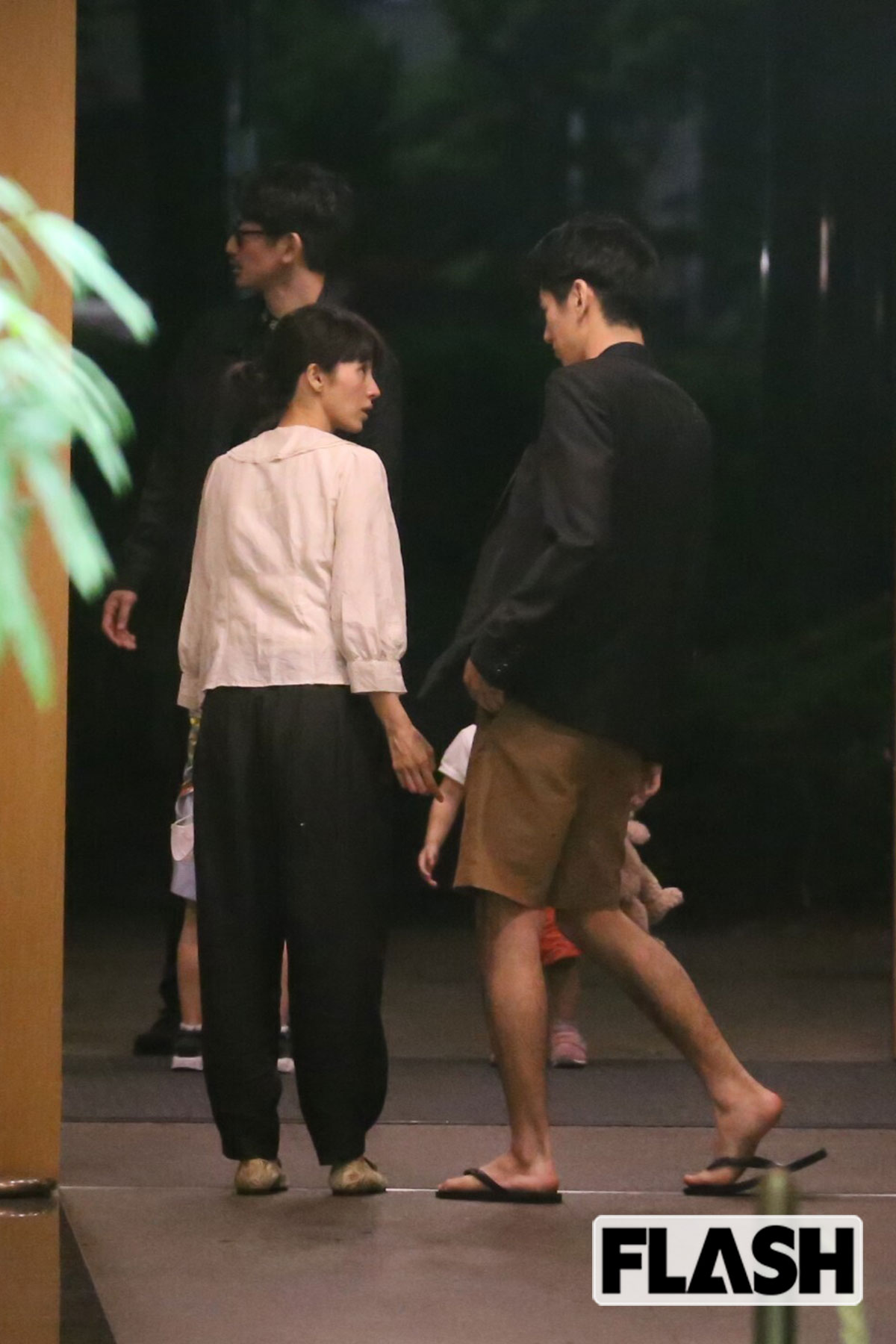 満島ひかりと永山絢斗が、永山瑛太夫妻をお見送りする様子も（写真・本誌写真部）