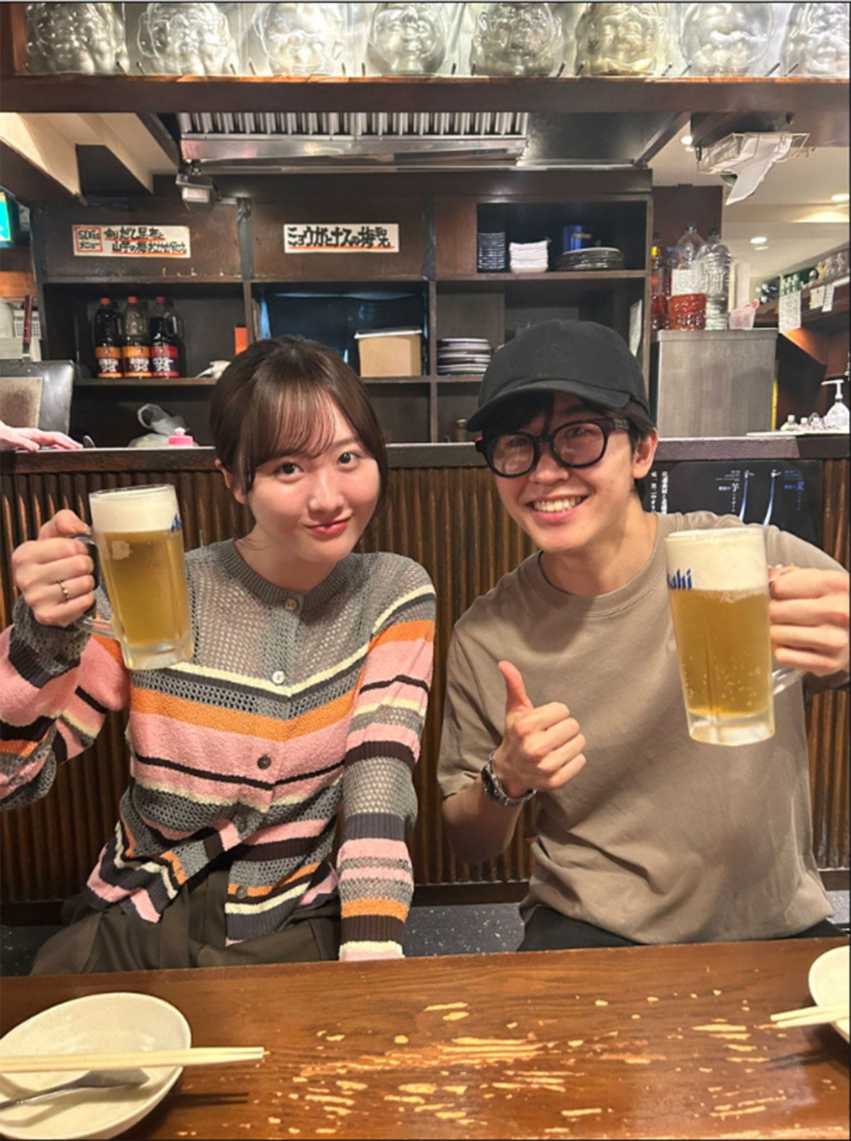 2026年3月30日、本田望結(左)らとビール片手に居酒屋で食事する鈴木福(写真・福田雄一氏のX「@fukuda_u1」より)