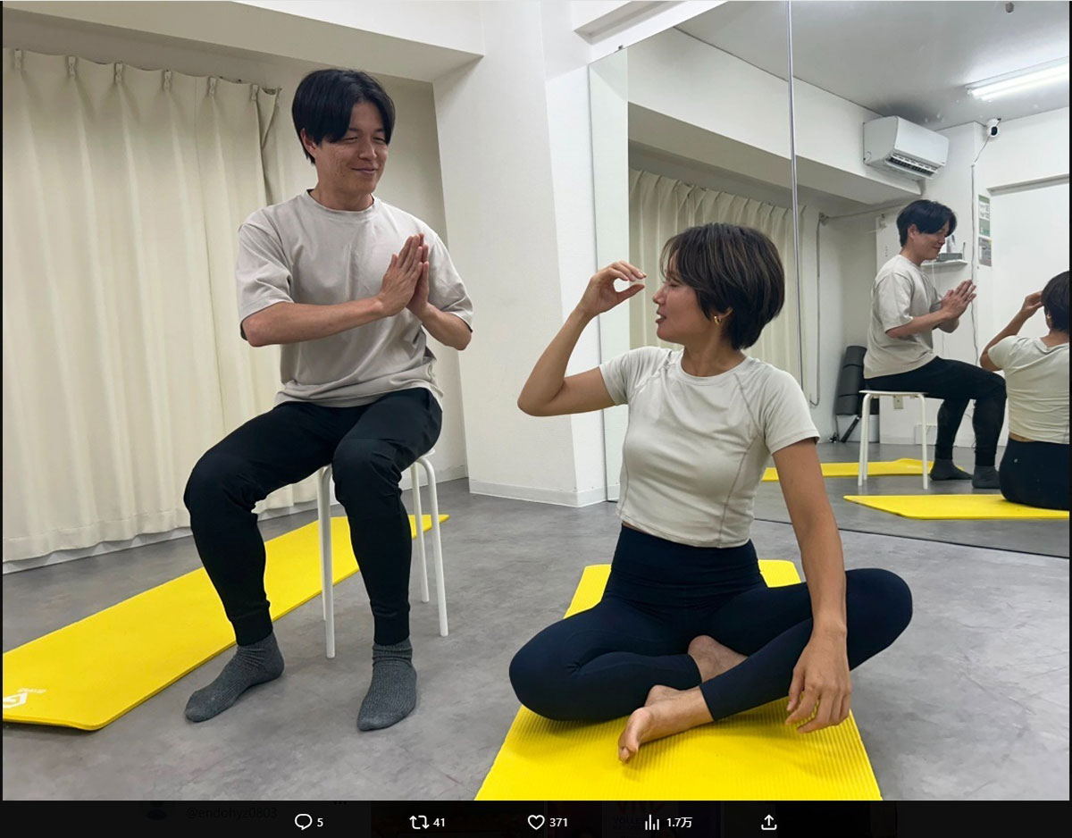 Tシャツ姿でピラティスをする南波雅俊アナ。陽気な性格で視聴者に受けていたが…（写真・本人のXより）