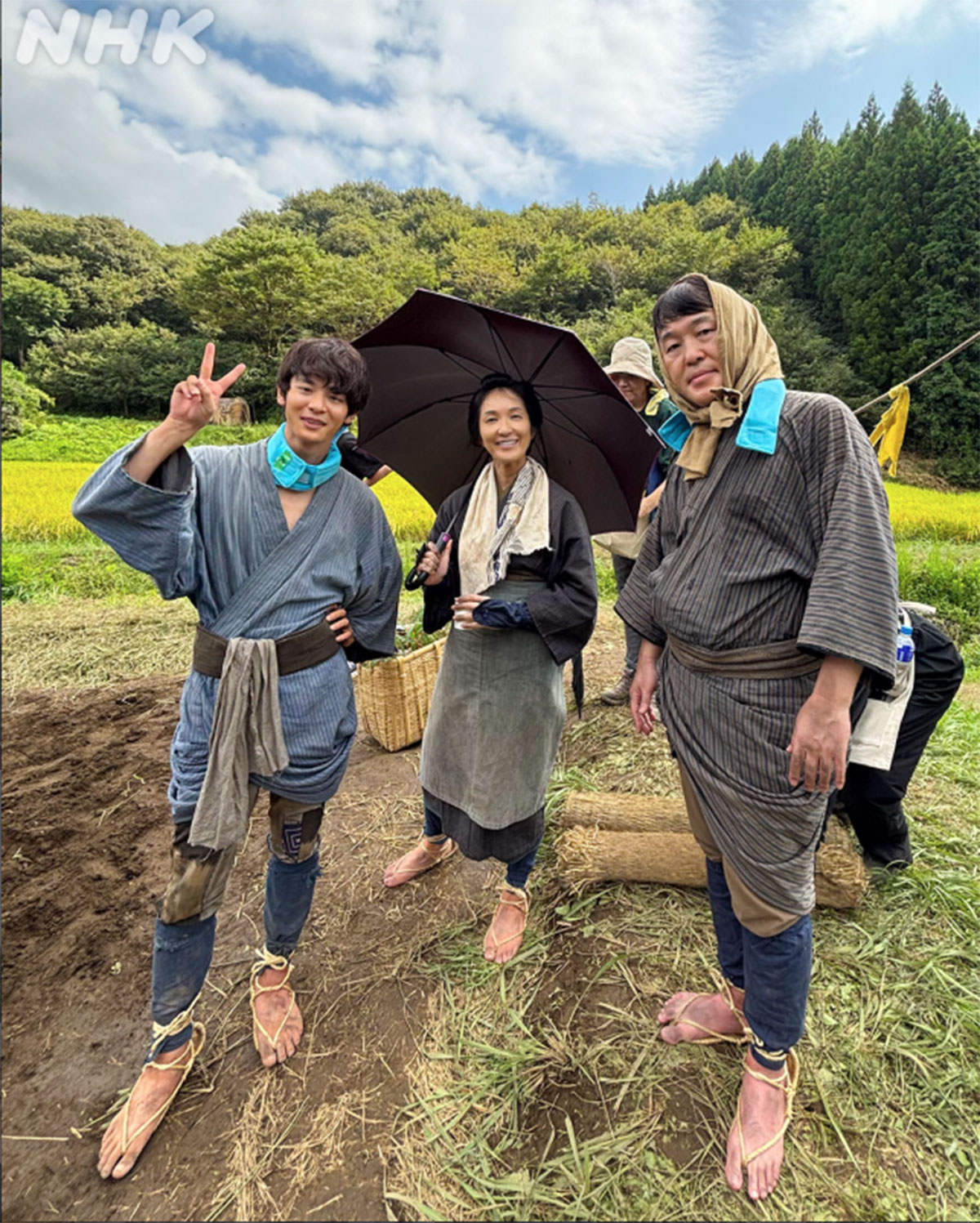 つぶやきシロー(写真右)。舞台でもある栃木県出身ということで、「方言指導を誰よりもみっちり受けたい」と意気込みを語った(写真・朝ドラ「風、薫る」公式のInstagram「asadora_ak_nhk」より)