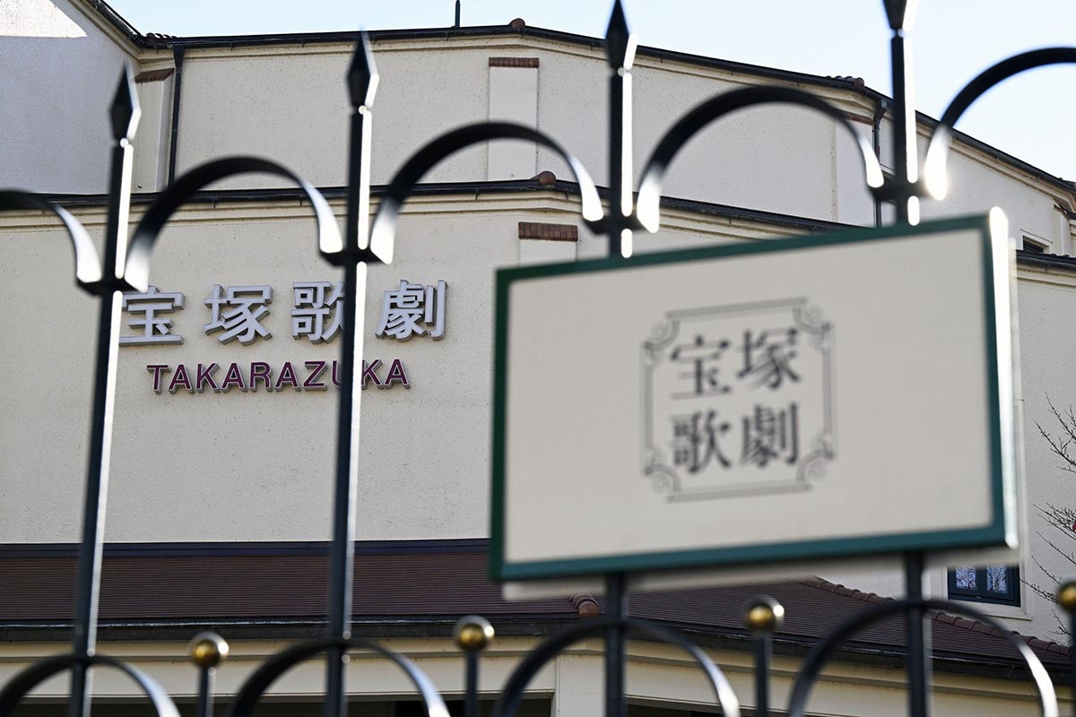 宝塚歌劇団が“容認”してきた敷地内撮影「禁止」通達…SNS時代で崩れた“…