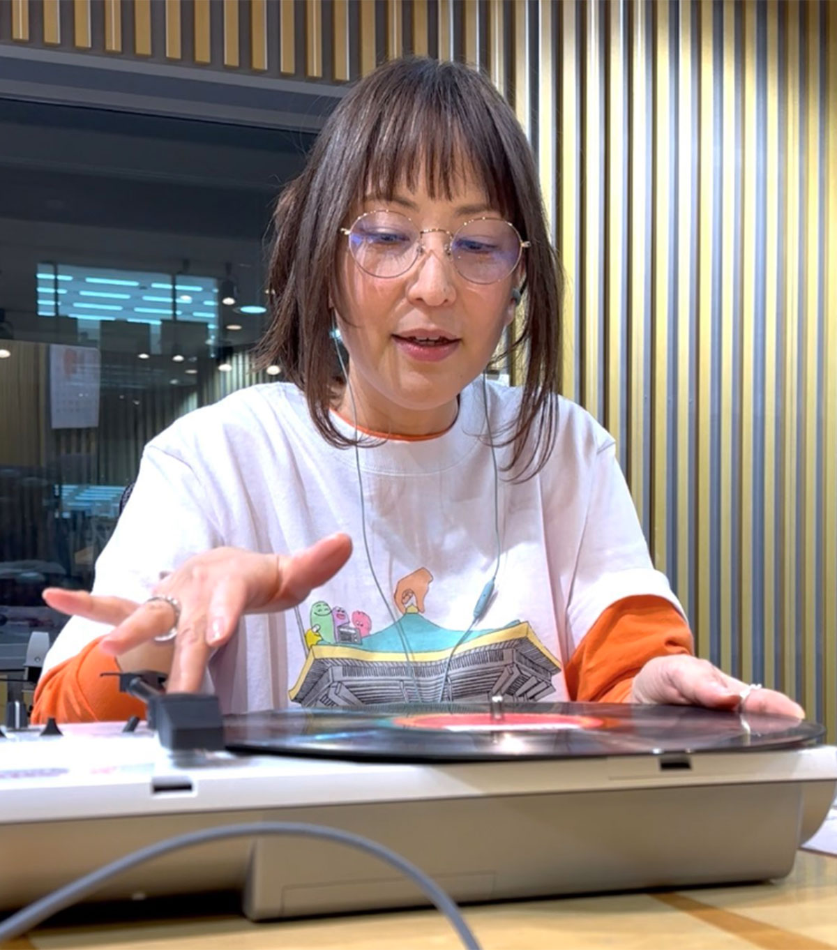 ラジオに出演した鈴木杏樹。ナチュラルすぎるスタイルに驚きの声が寄せられた（写真・番組公式Xより）