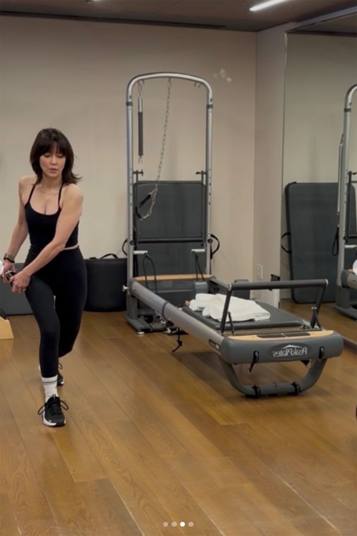 トレーニングのきっかけを、《高校時代にヘルニアの手術をして、その後さらに2つのヘルニアができてしまった》として、《体幹をはじめ体を鍛えるために運動はいつの時代も欠かさずしてきました。》と明かしたアンジェラ・アキ（画像・『アンジェラ・アキ Official』のInstagram「angelaaki_official」より）