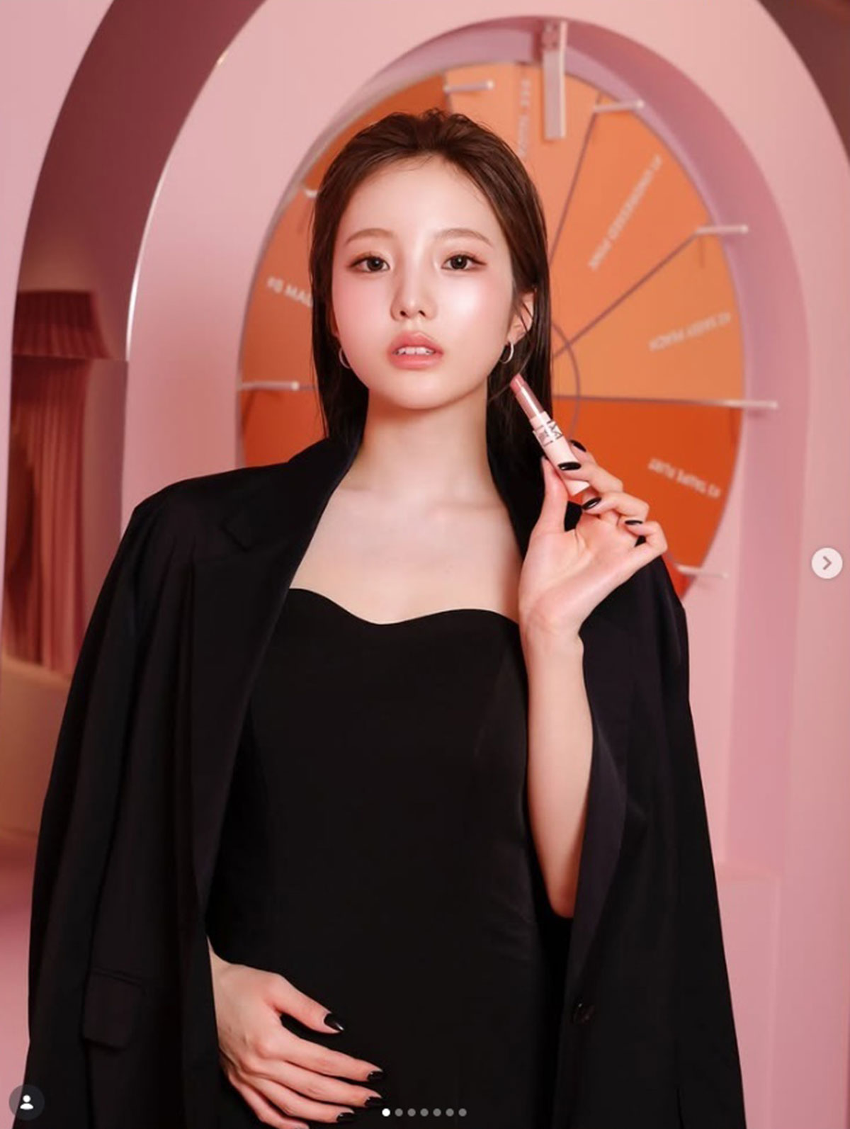 大胆に胸元を露出した黒いドレスを着た本田真凛。いつもと違う大人の魅力にファンは騒然としている（写真・本人Instagramより）