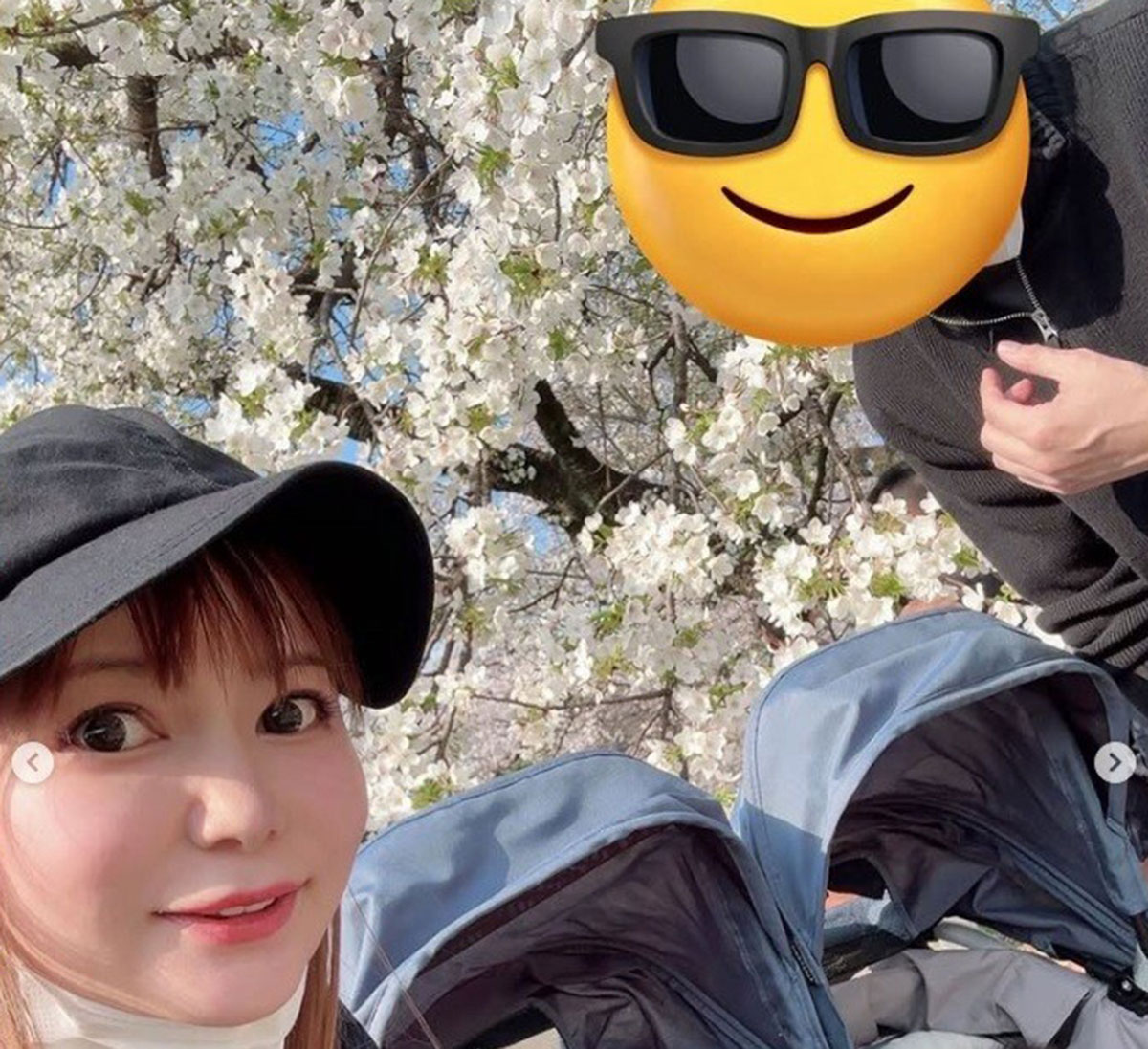 中川翔子が投稿した家族写真。目まで隠されているのが夫。この写真下部には目が隠されていない子どもが写っている（写真・本人Instagramより）