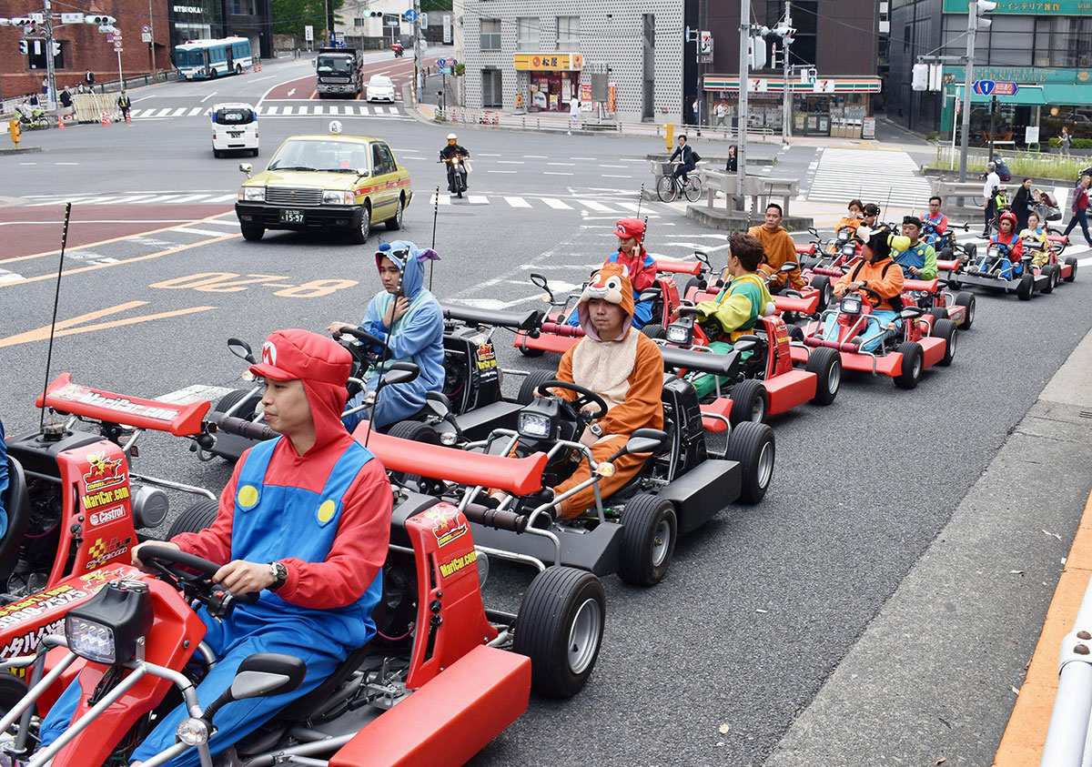 外国人観光客に大人気の公道カート。マナーの悪さや安全性などをめぐり、多くの批判があがっている（写真・共同通信）