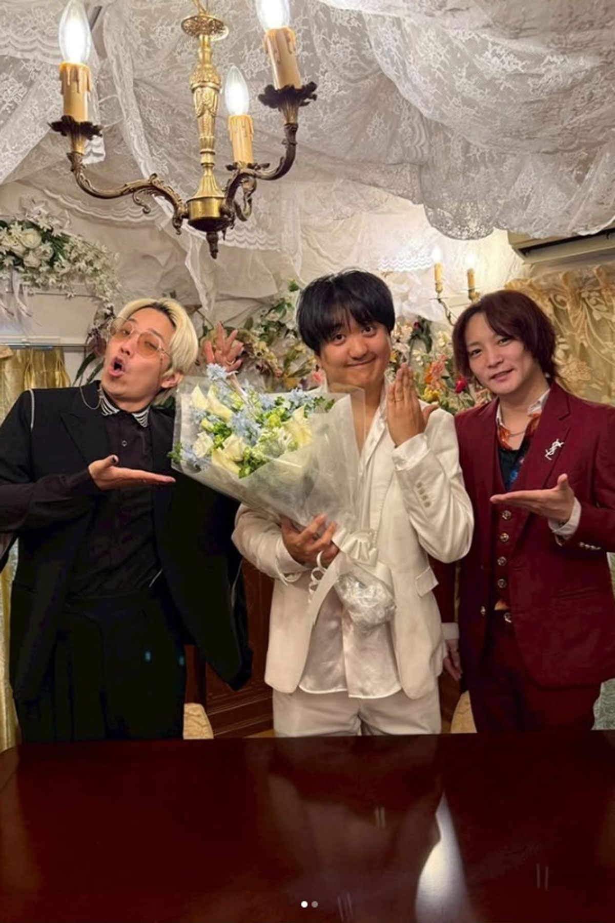 芸人仲間とともに結婚を発表したカカロニ栗谷。だが、その直後に借金が発覚することになる（写真・本人Instagramより）