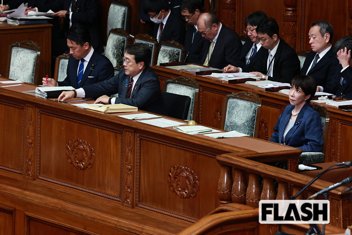 前列左から小泉進次郎防衛相、赤沢亮正経産相、高市早苗首相（写真・長谷川 新）