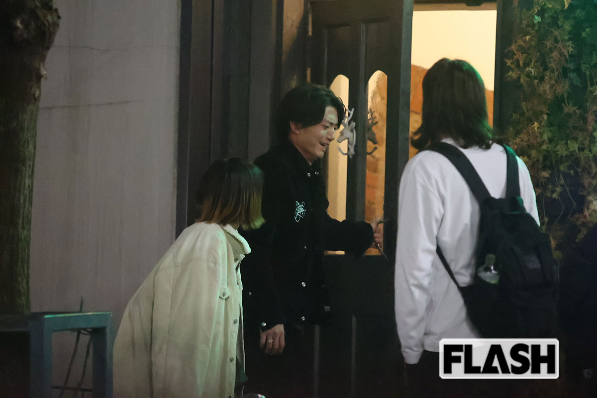 打ち上げでは、共演者らと談笑する姿も（写真・金谷千治）