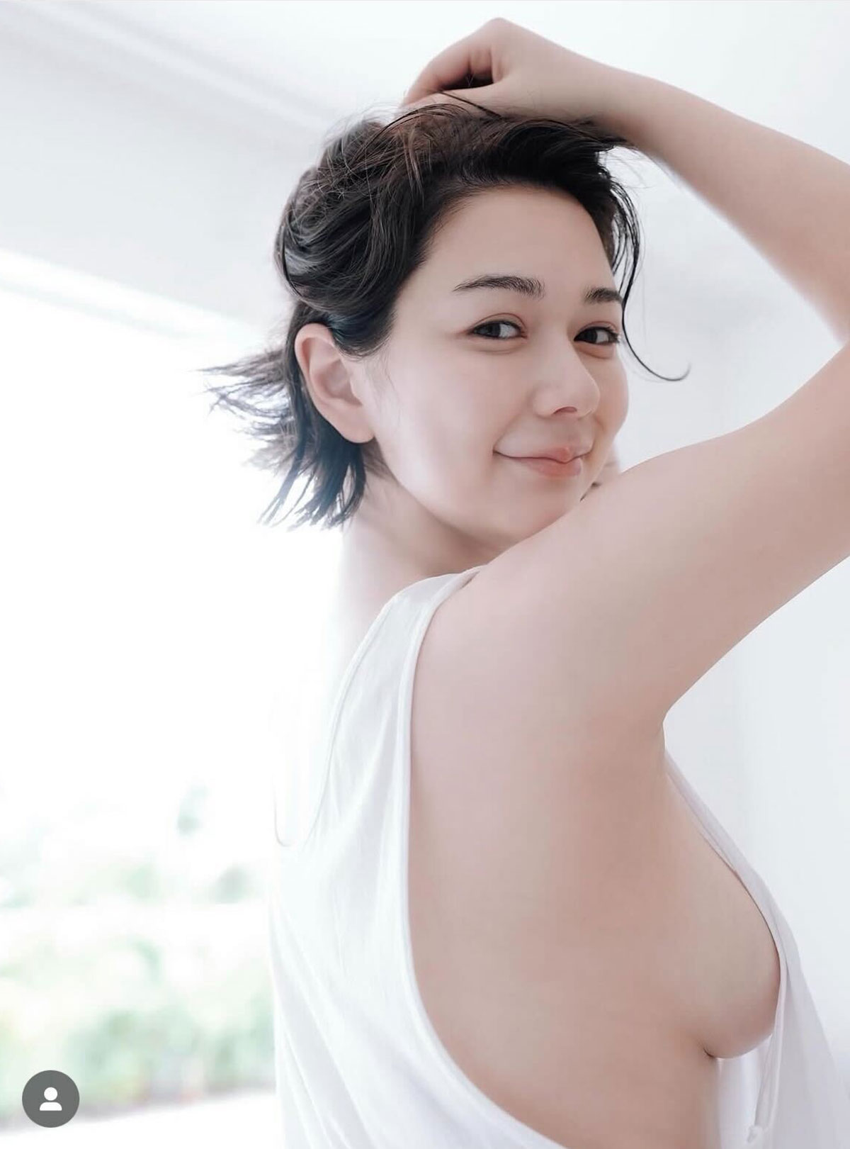 村重杏奈、写真集で見せた“メリハリ体形”（村重杏奈のInstagramより）