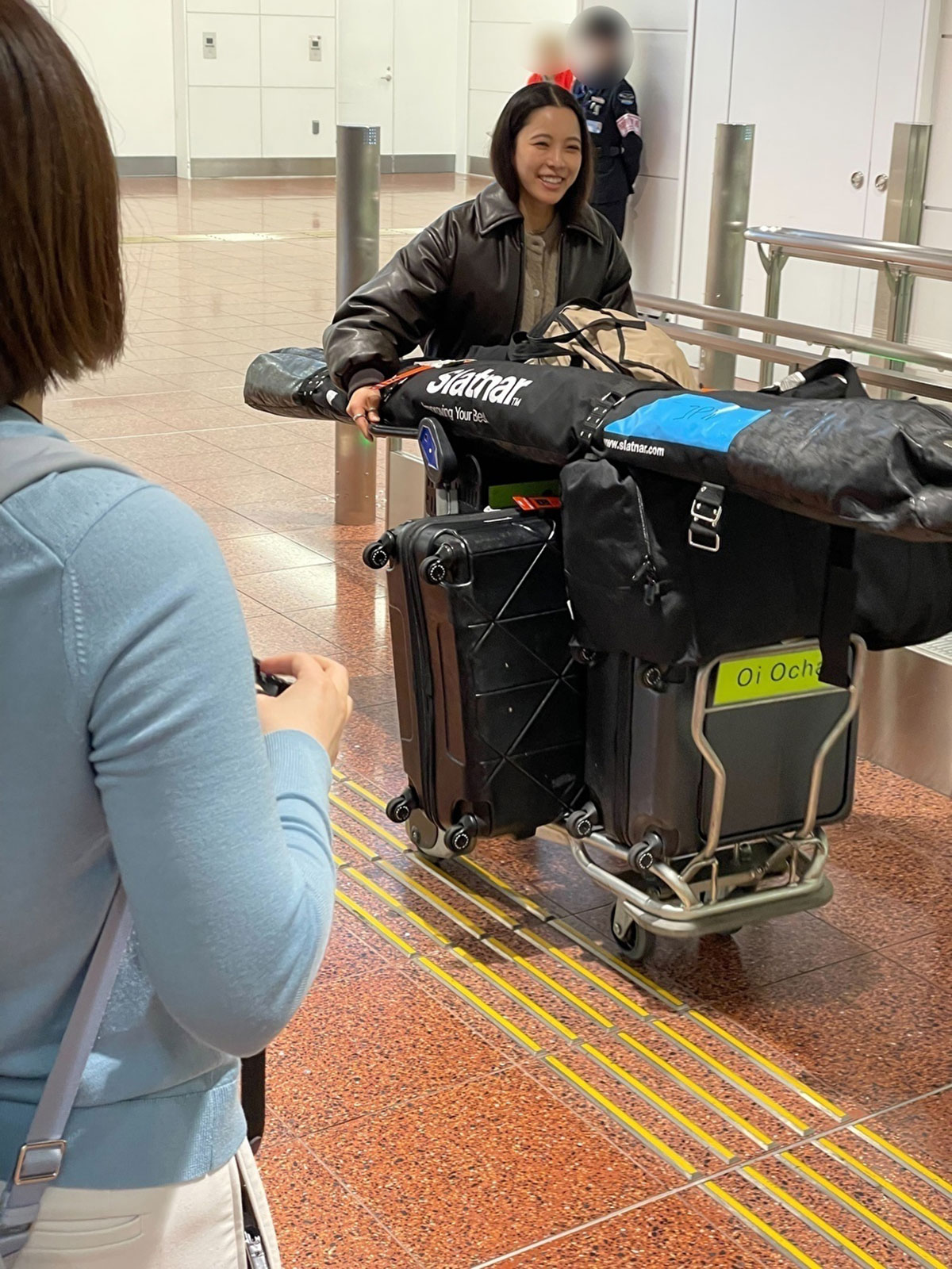 3月31日、羽田空港に到着した高梨。「沙羅さん、お疲れ様〜！」というファンたちの声に笑顔で応えていた（写真・金谷千治）