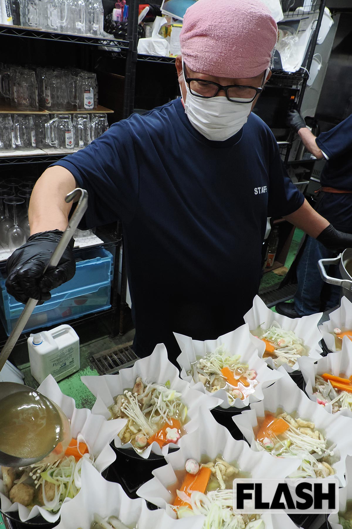 相撲アミューズメント施設で調理をする林下清志氏