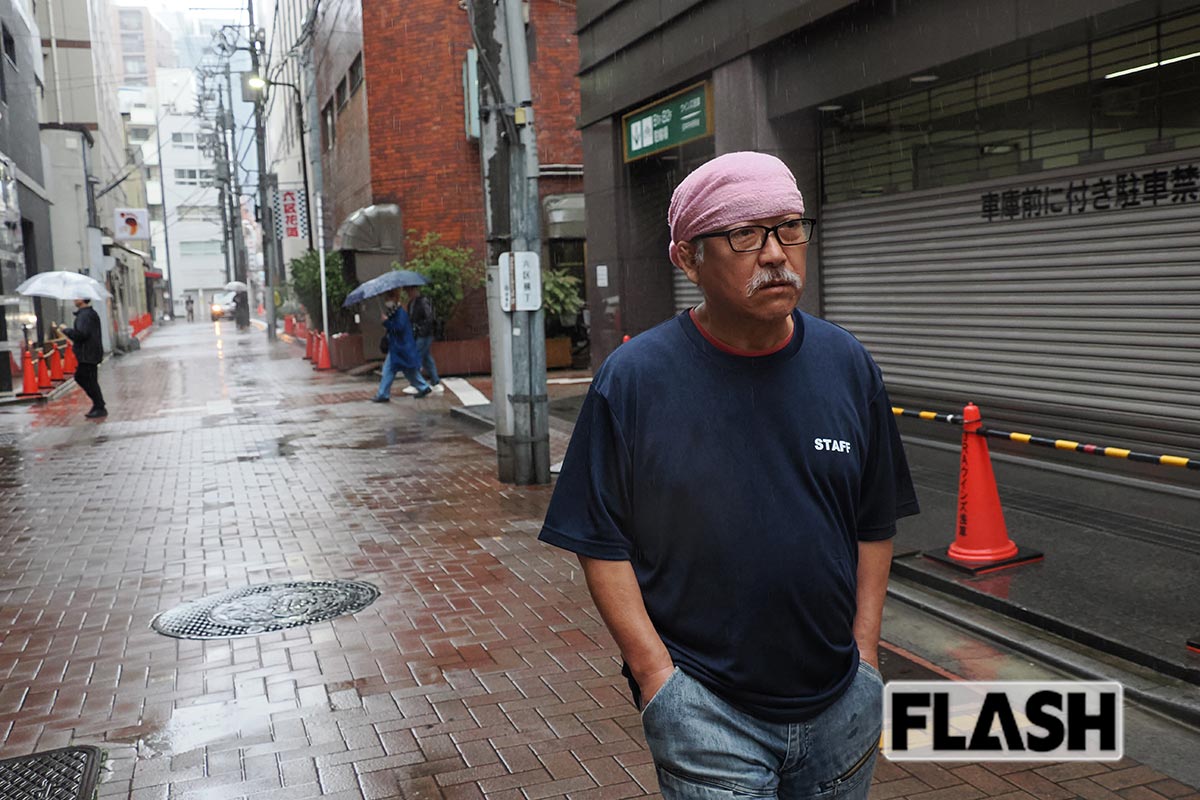 雨の中、傘を差さずに歩く林下清志氏