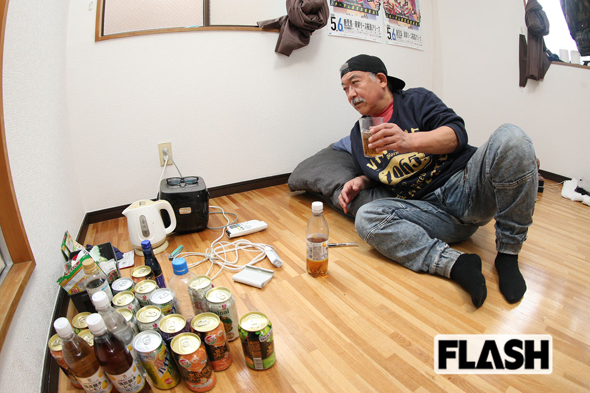 自室でお酒を飲むのが楽しみだと語るビッグダディ。リラックスした様子で独特の死生観や美奈子とのその後のいきさつを語った