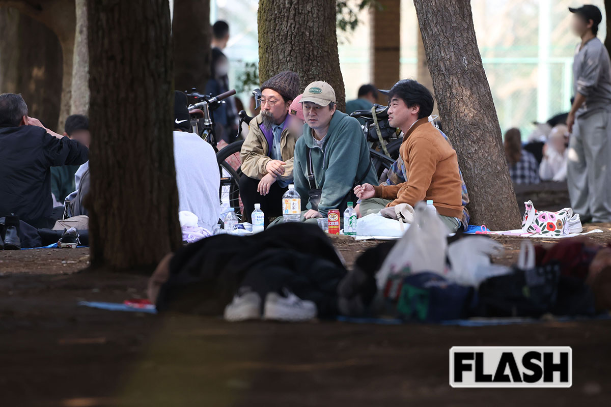 カーキのジャケットを羽織る新井浩文の周囲には、俳優仲間が集う。新井の左にいるのは、映画で共演したこともある山下敦弘監督だ（写真・伊藤修）