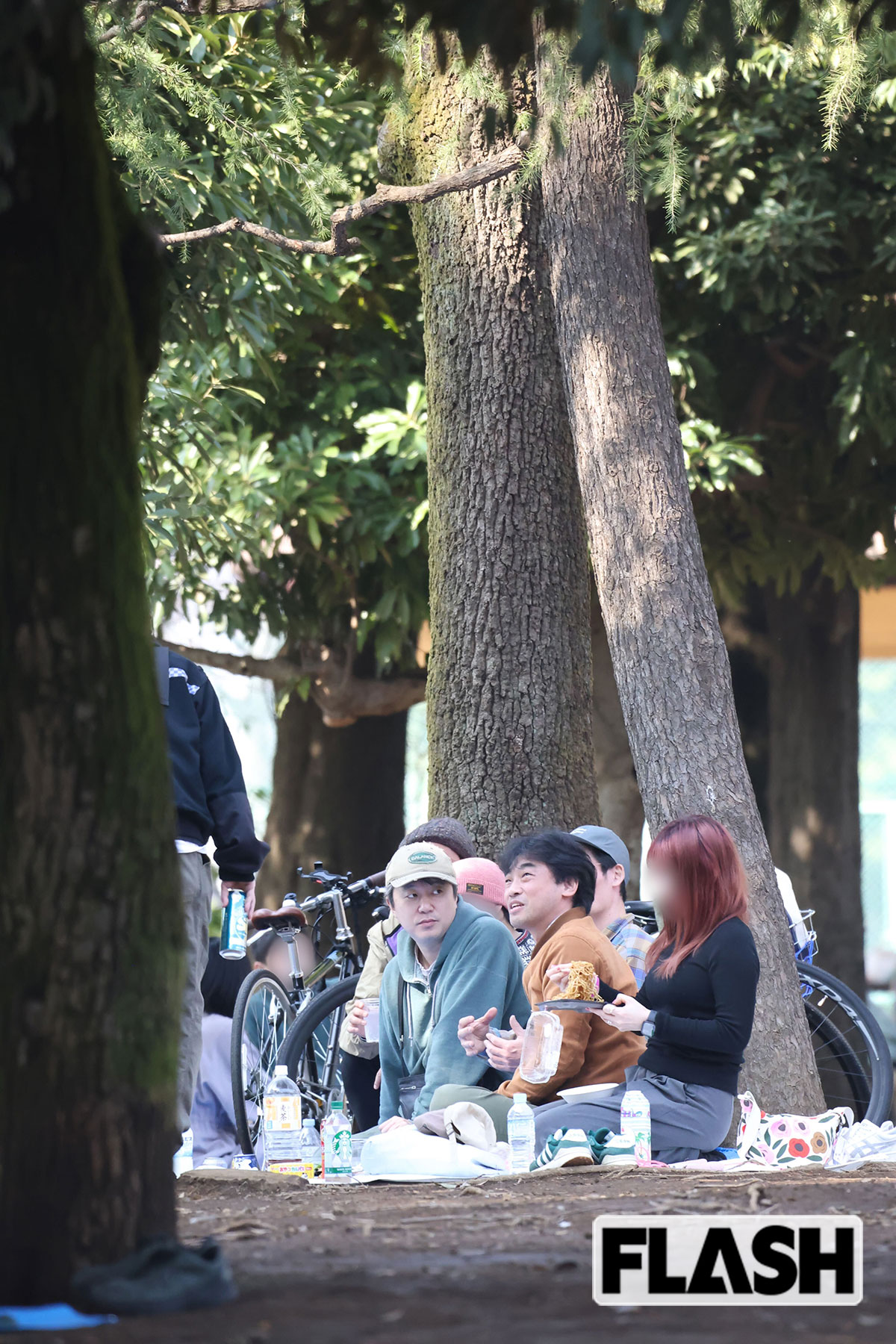 子供連れや女性らも花見に参加していた（写真・伊藤修）