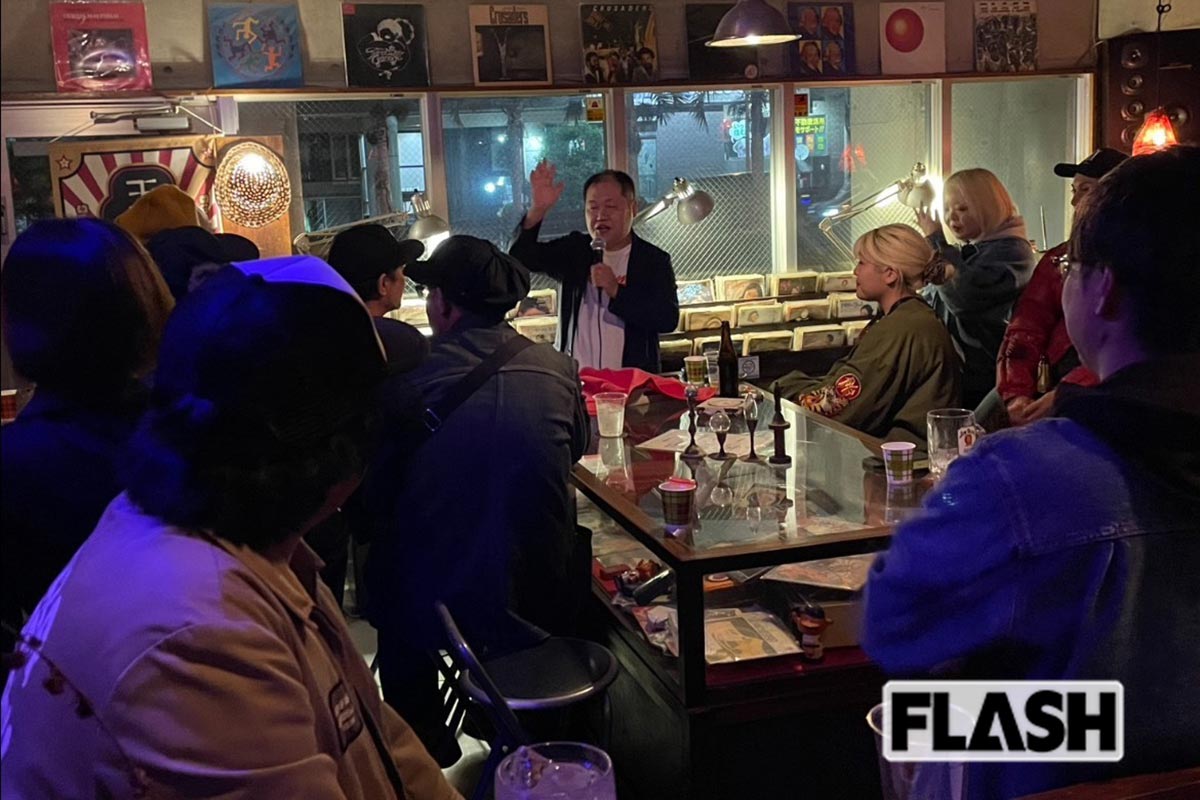 2026年3月、沖縄県那覇市のバーでのライブ風景（写真・本人提供）