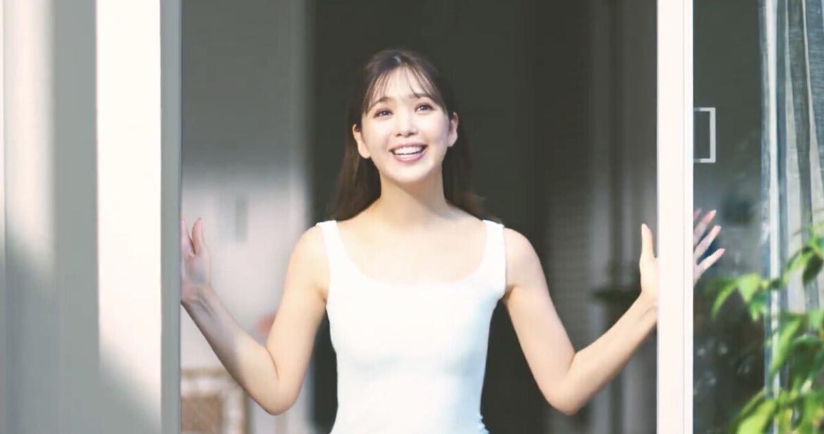 藤田ニコル　“色気”潜むタンクトップ姿（花王の公式Xより）