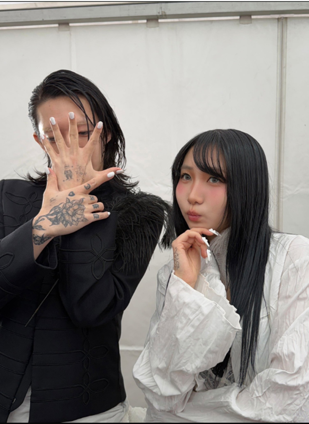 YOASOBIのXより。ikuraの右手には“YOASOBI”というタトゥーが。販売されたタトゥーステッカーを着用しているようだ