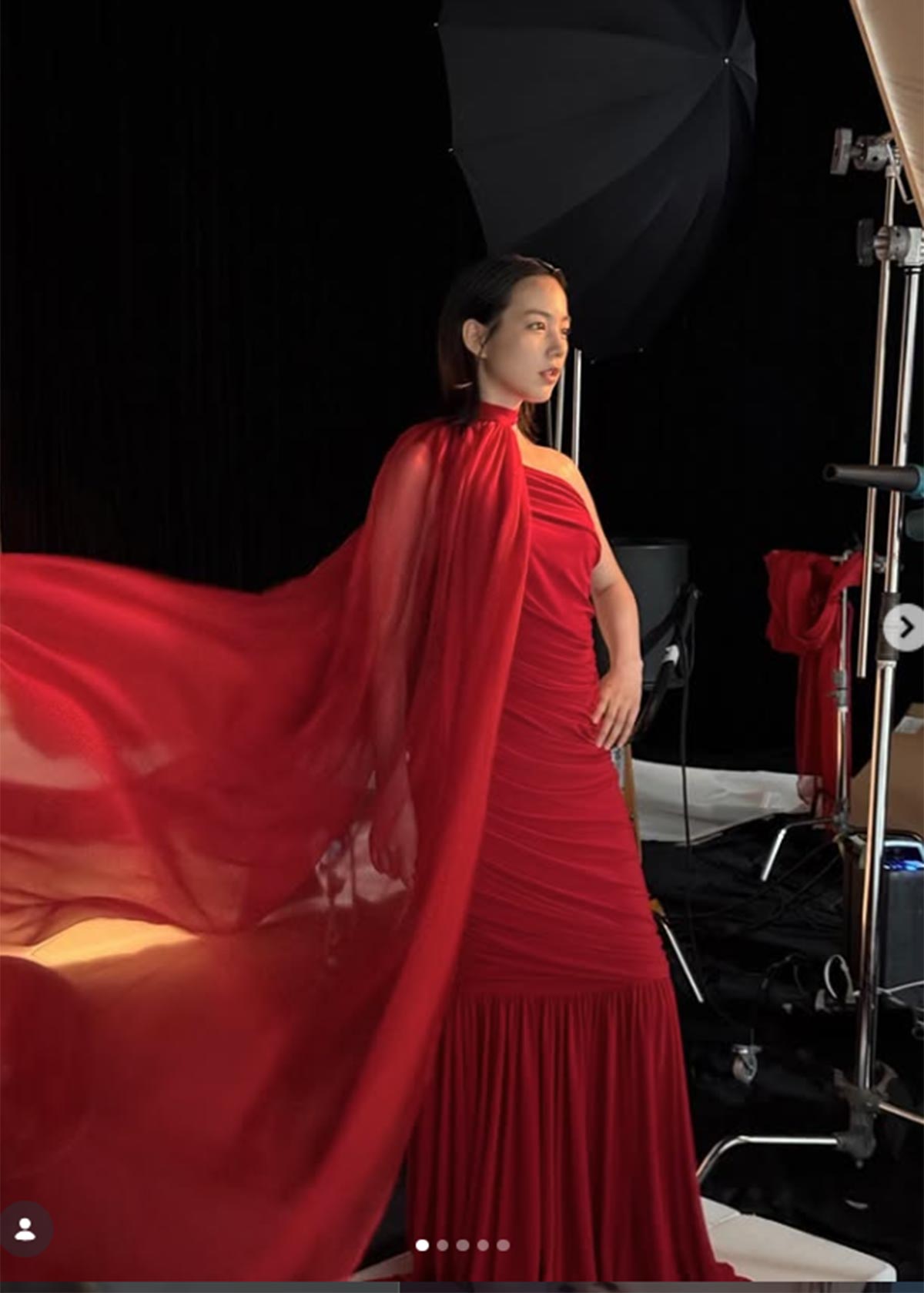 のんのInstagramより。肩出しショットを披露した。3月末には、SNSのプロフィール欄に『本名：能年玲奈』と追記したことで、今後の動きに注目が集まってい