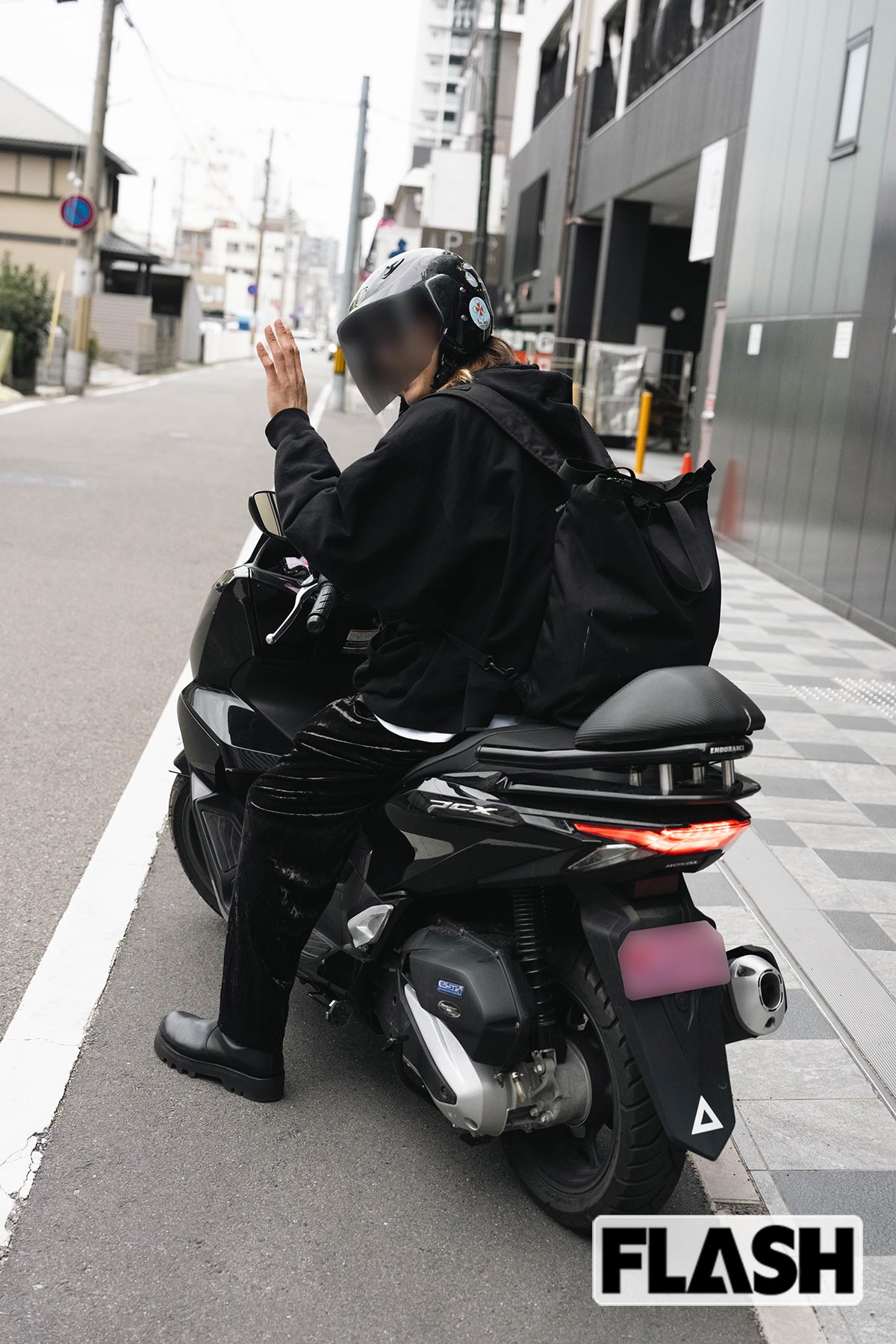 取材が終わると、林氏は何度も頭を下げ、仕事先へ向かっていった（写真・木村哲夫）
