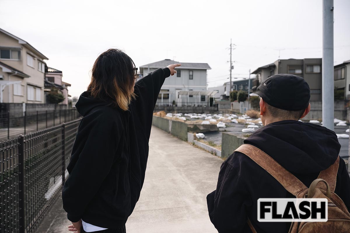 寄稿者（印南敦史氏）を現場に案内する林氏（写真・木村哲夫）