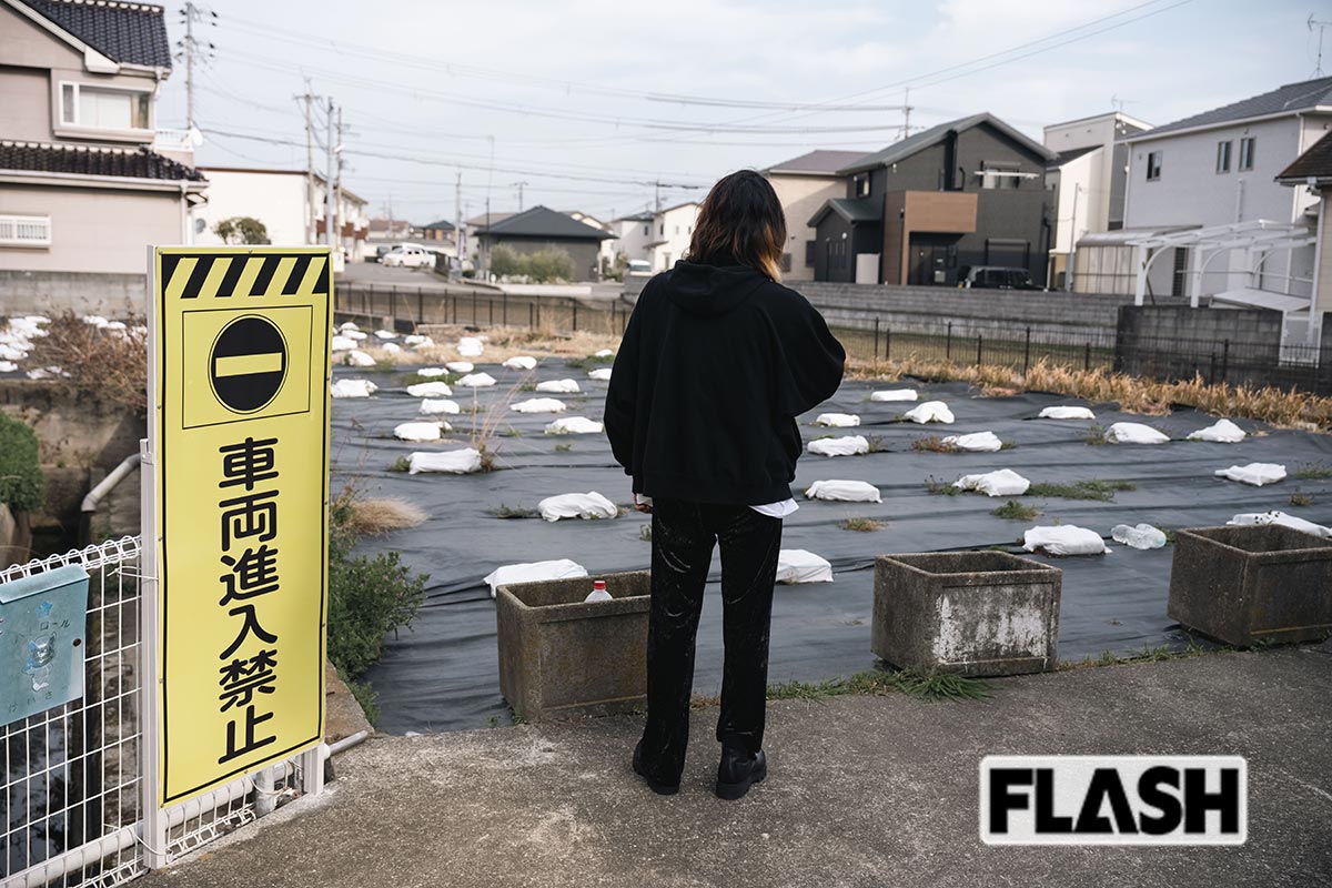 自宅の跡地に立つ林氏（写真・木村哲夫）