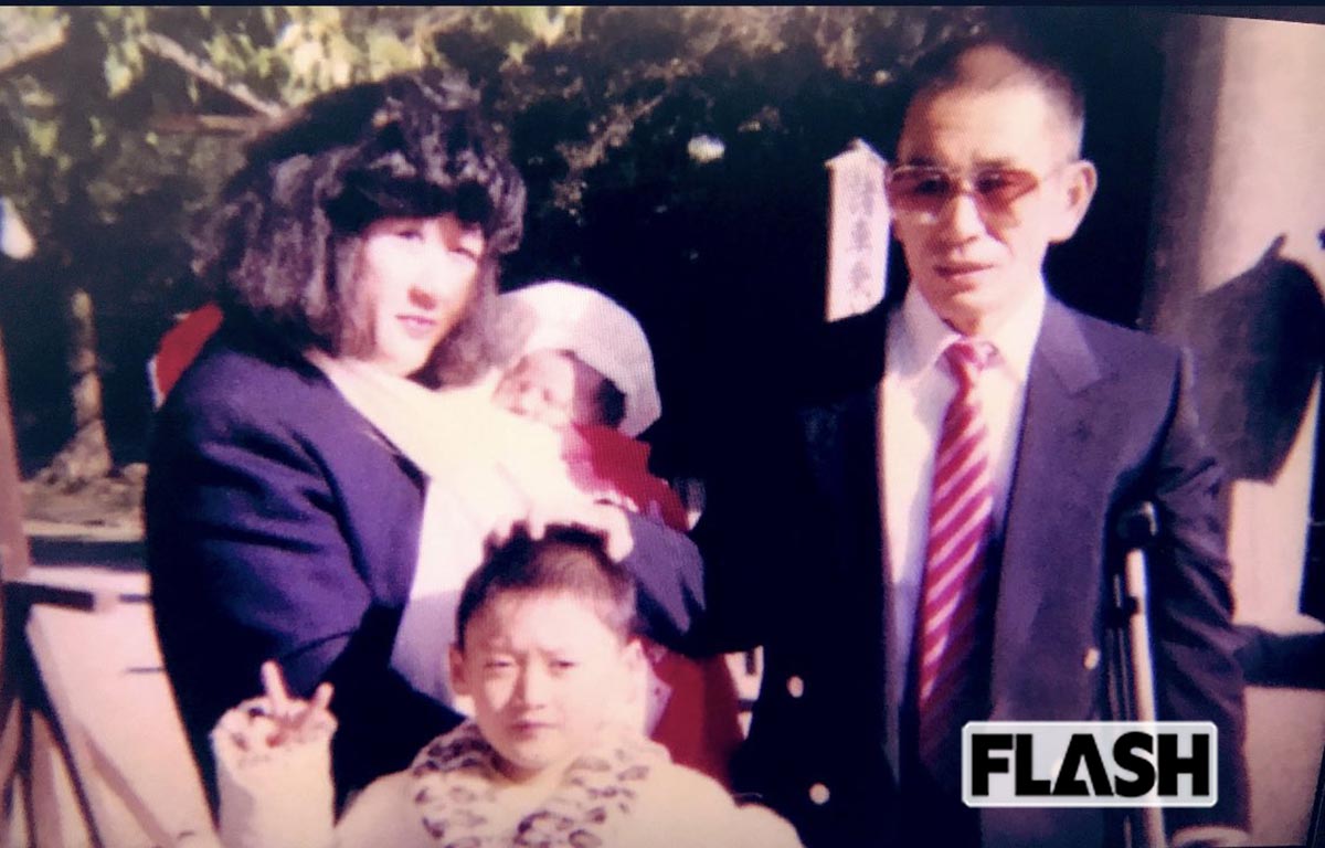 両親、妹と。林氏は「この時期がいちばん幸せだった」という