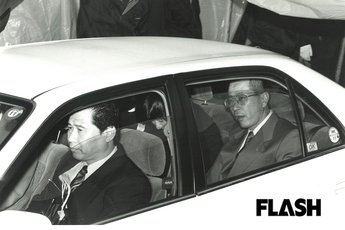 1998年10月4日、逮捕され、顔を伏せる林眞須美死刑囚（写真・本誌写真部）