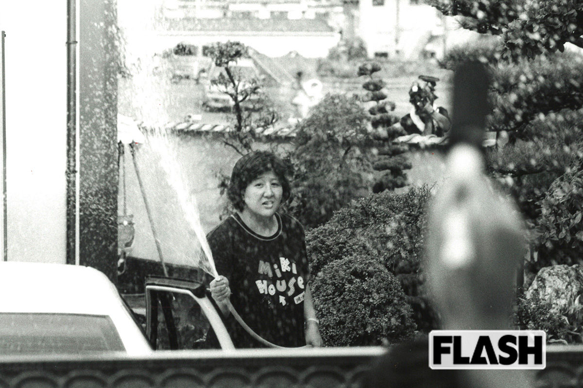 1998年8月27日、塀越しに報道陣にホースで放水する林眞須美死刑囚（写真・本誌写真部）