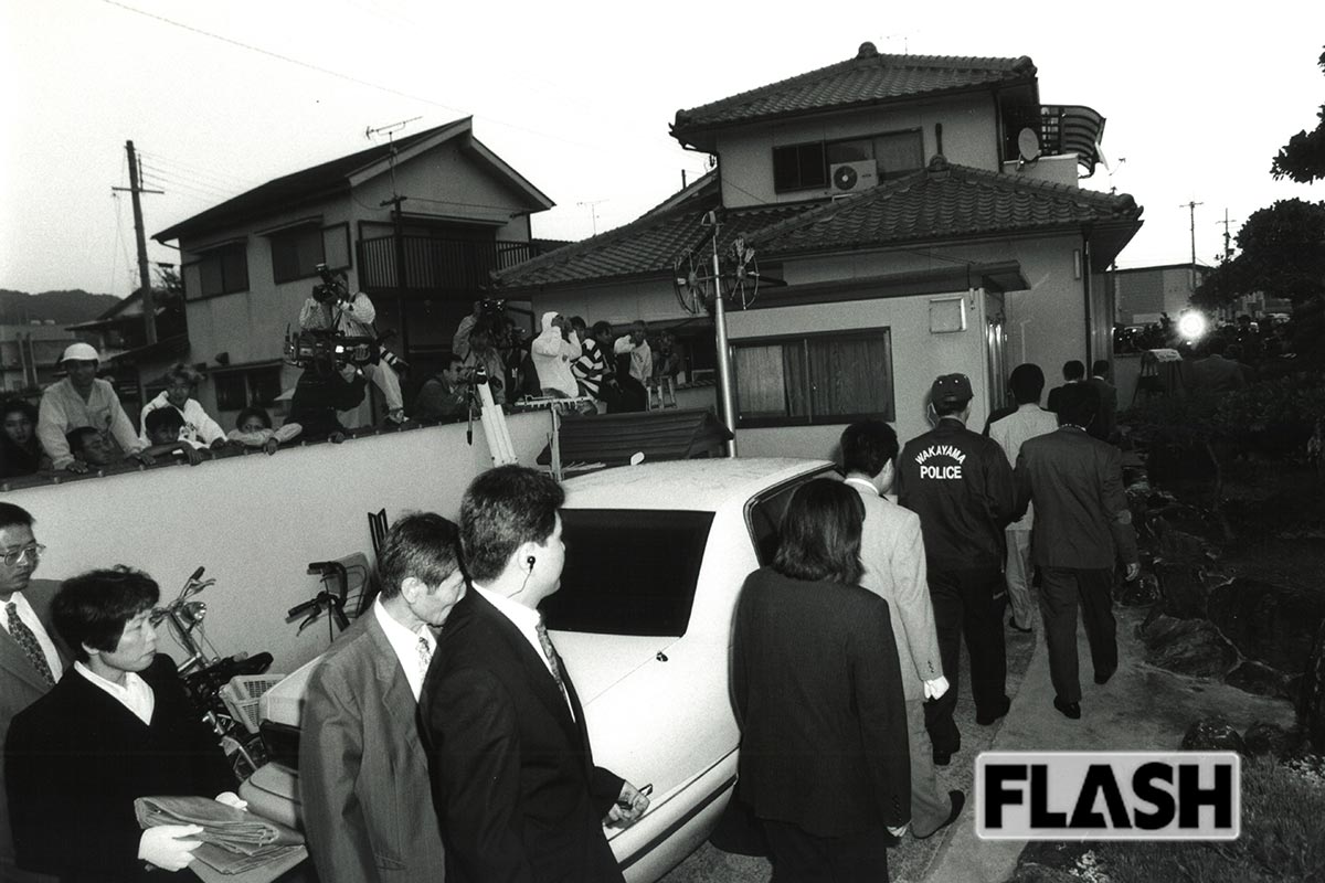 1998年10月4日、林眞須美死刑囚の自宅に入る捜査員たち（写真・本誌写真部）
