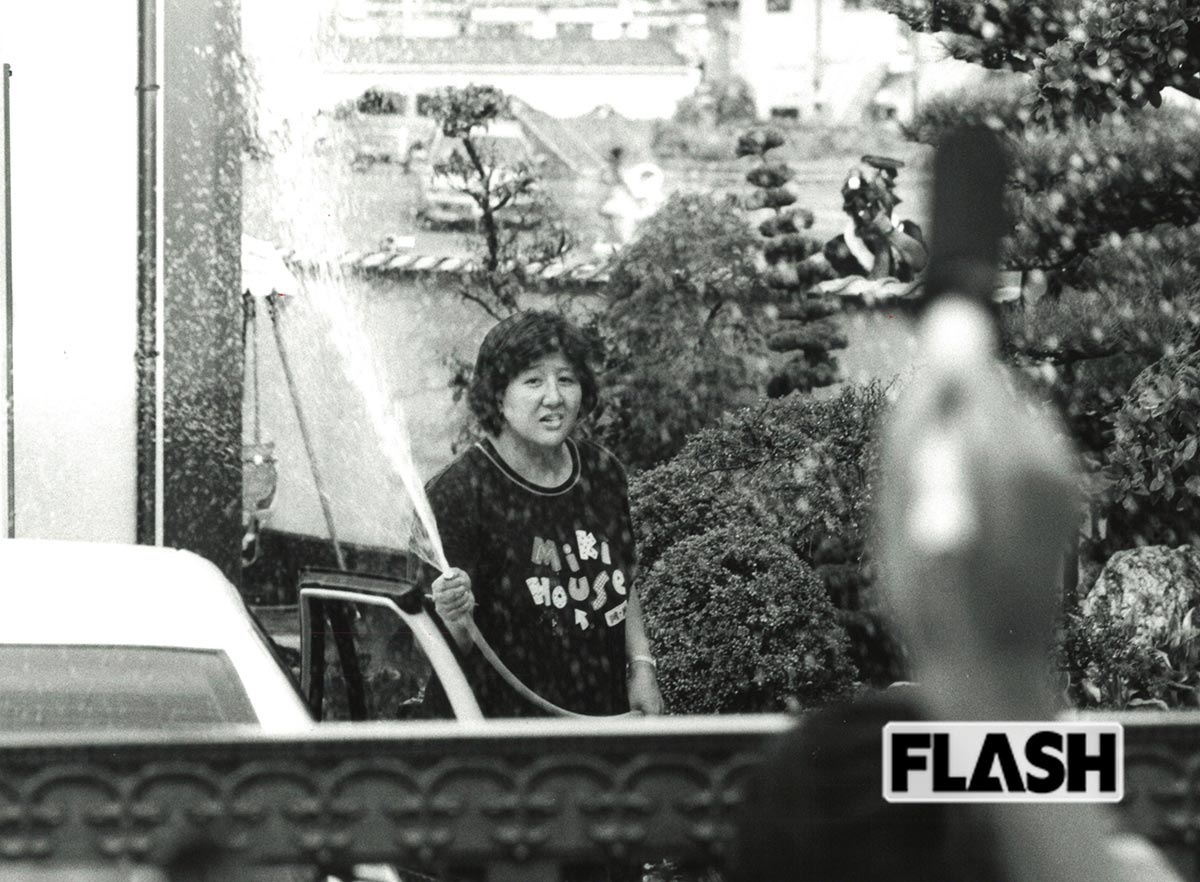 1998年8月27日、塀越しに報道陣にホースで放水する林眞須美死刑囚（写真・本誌写真部）