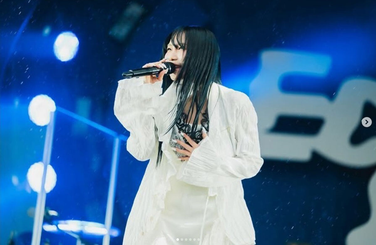 ikuraが披露した白いドレスに黒髪の清楚ビジュ（写真・YOASOBIのInstagram「yoasobi_staff_」より）