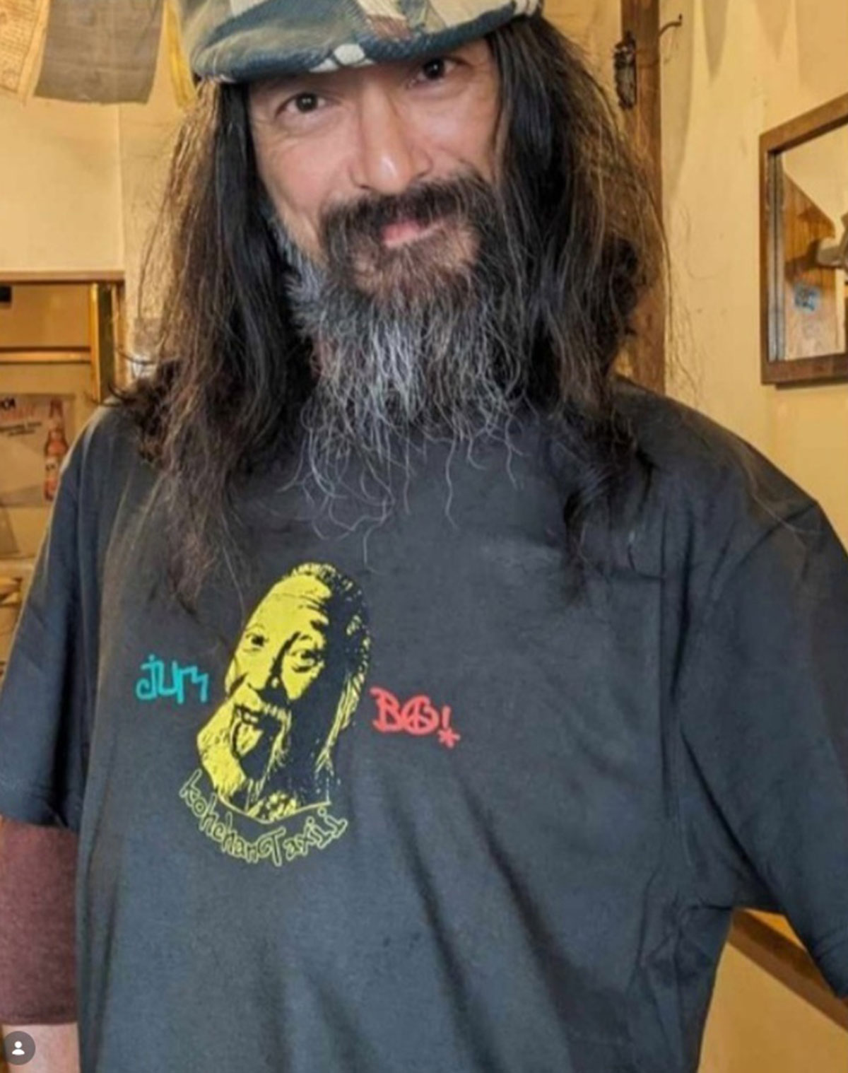 松岡俊介が公開した現在の姿。豊かな髭をたくわえた、独特な風貌になっている（写真・本人Instagramより）