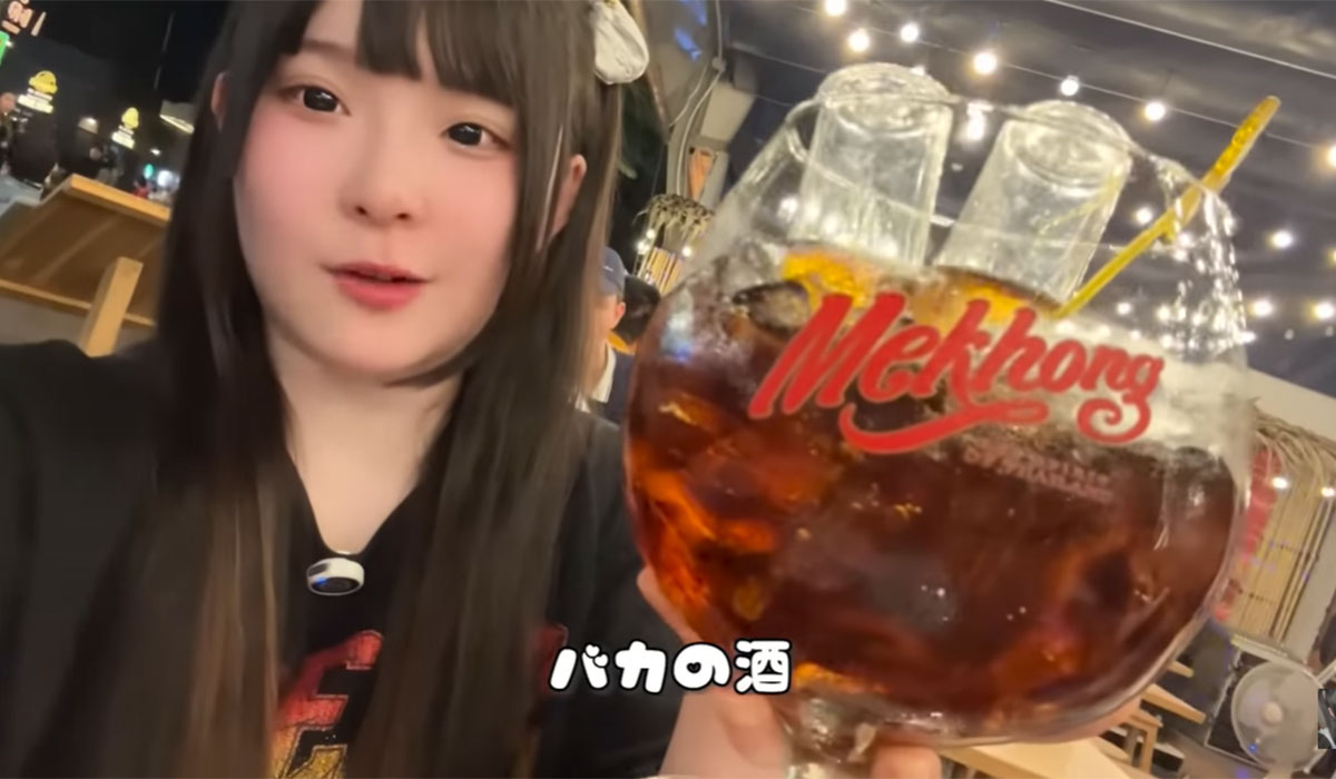 ゼパさんのYouTubeチャンネルより。タイでショット入りの酒を飲む様子などを投稿していた